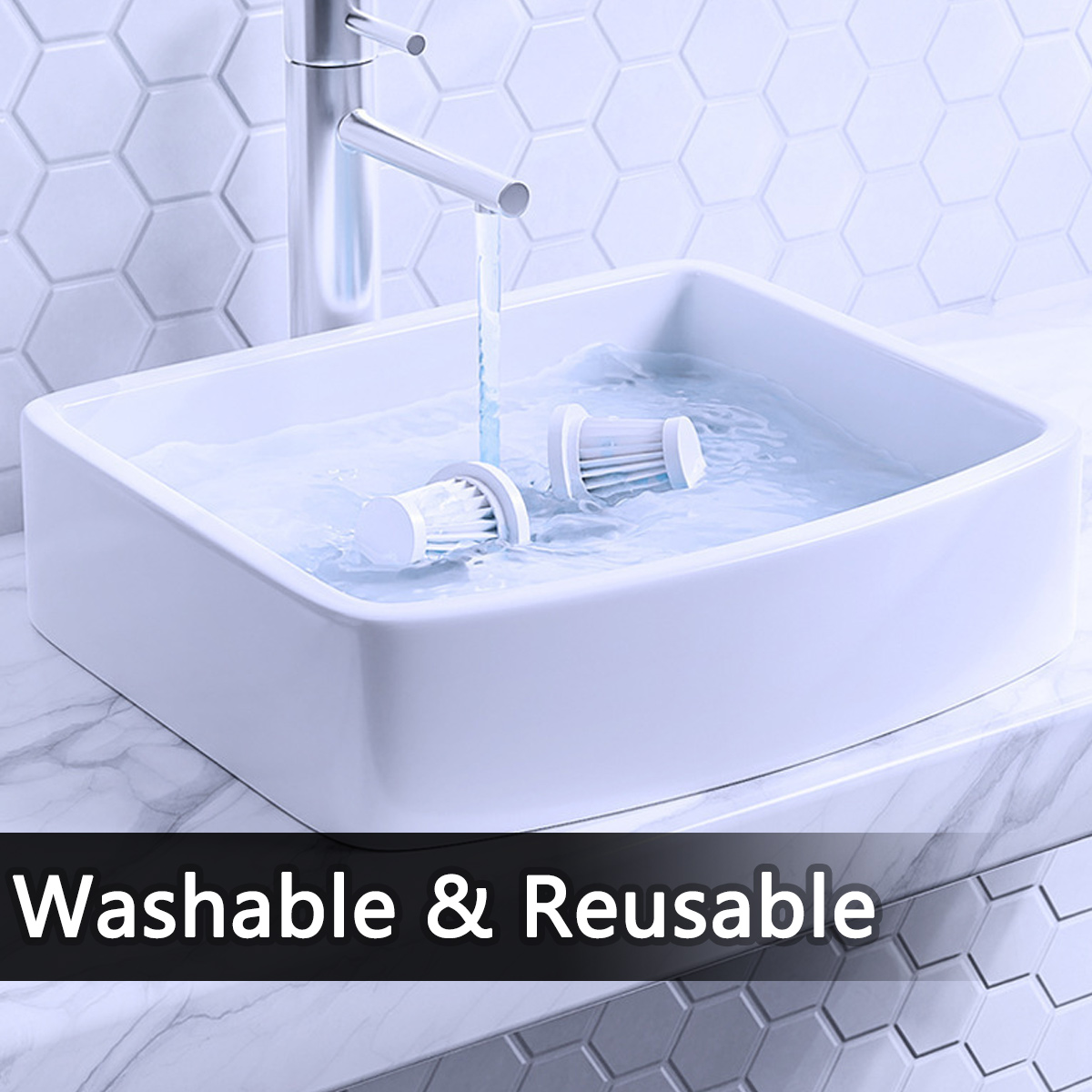 Weißes Waschbecken mit zwei Filtern, die unter einem Wasserstrahl gewaschen werden.
