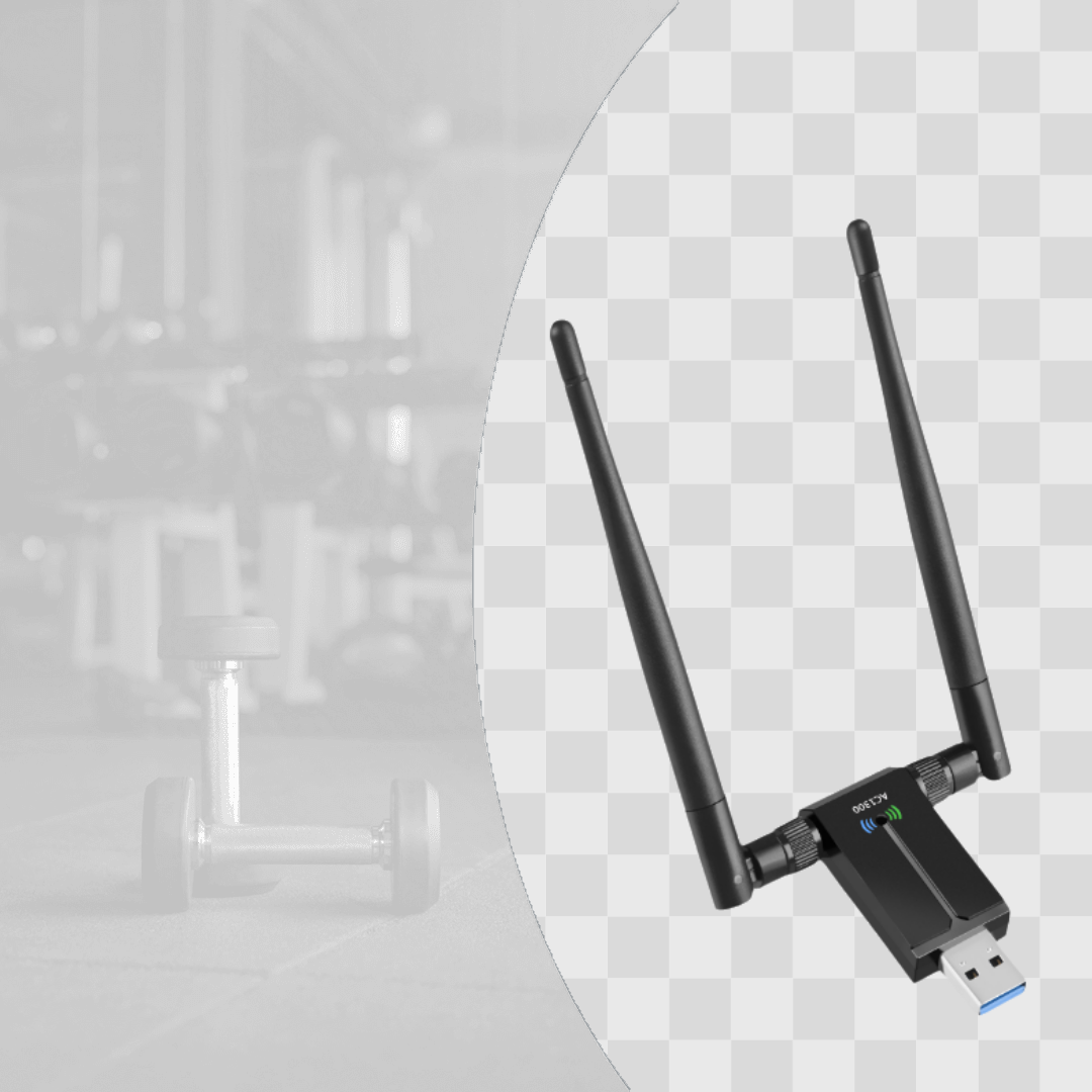 Ein schwarzer USB-WLAN-Adapter mit zwei Antennen, im Hintergrund ein Fitnessstudio.