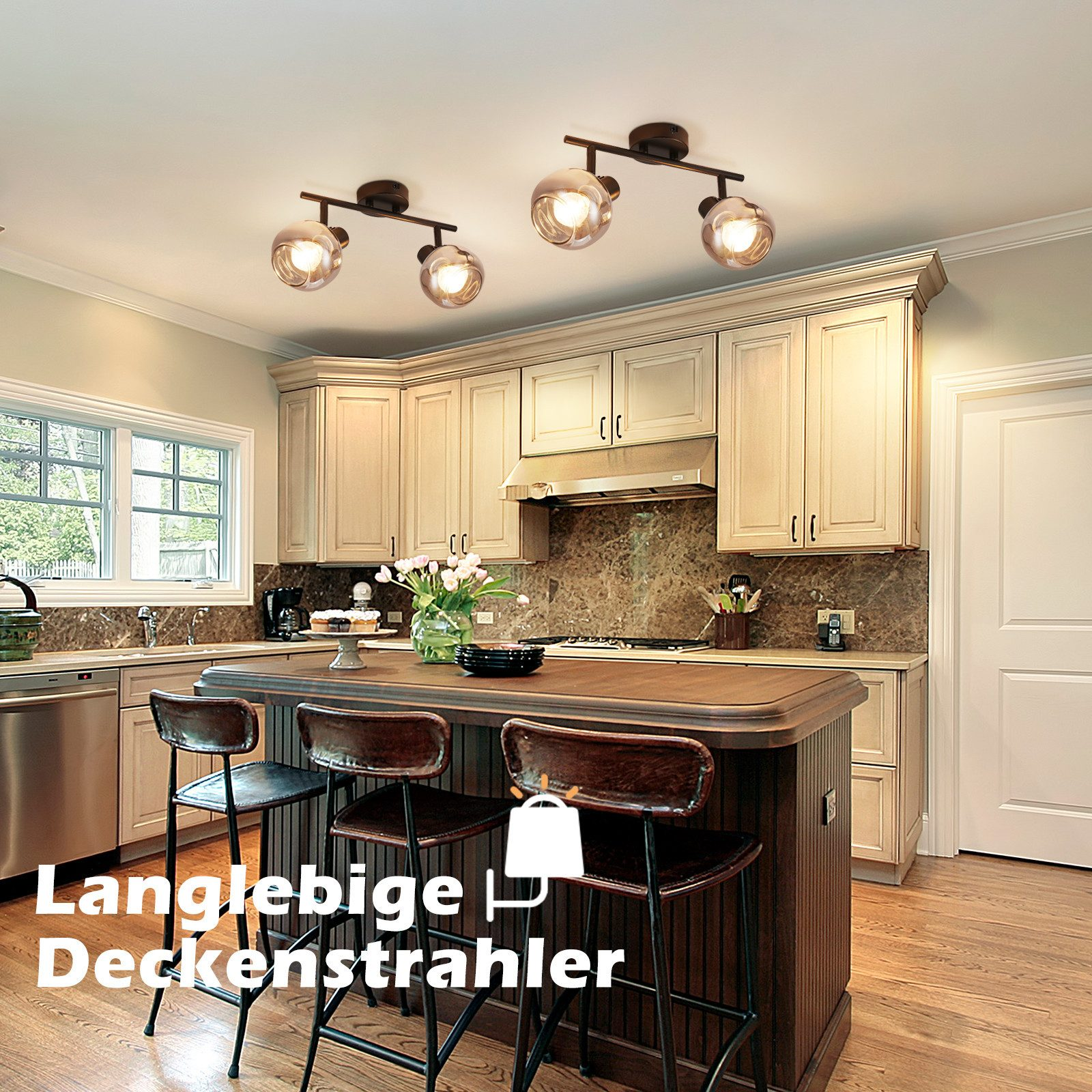 Dwa reflektory szynowe wiszą nad wyspą kuchenną ze stołkami. Światła mają szklane kule i ciemne wykończenie.