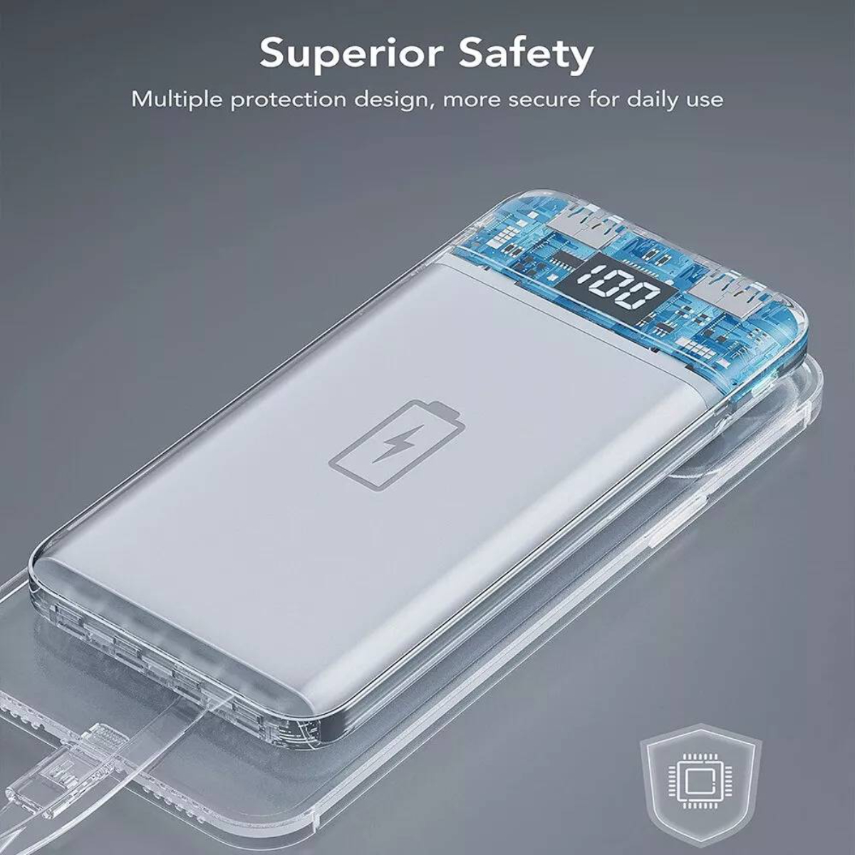 Silberne und blaue Powerbank mit Digitalanzeige 100 auf transparenter Hülle. Der Hintergrund ist ein Farbverlauf.