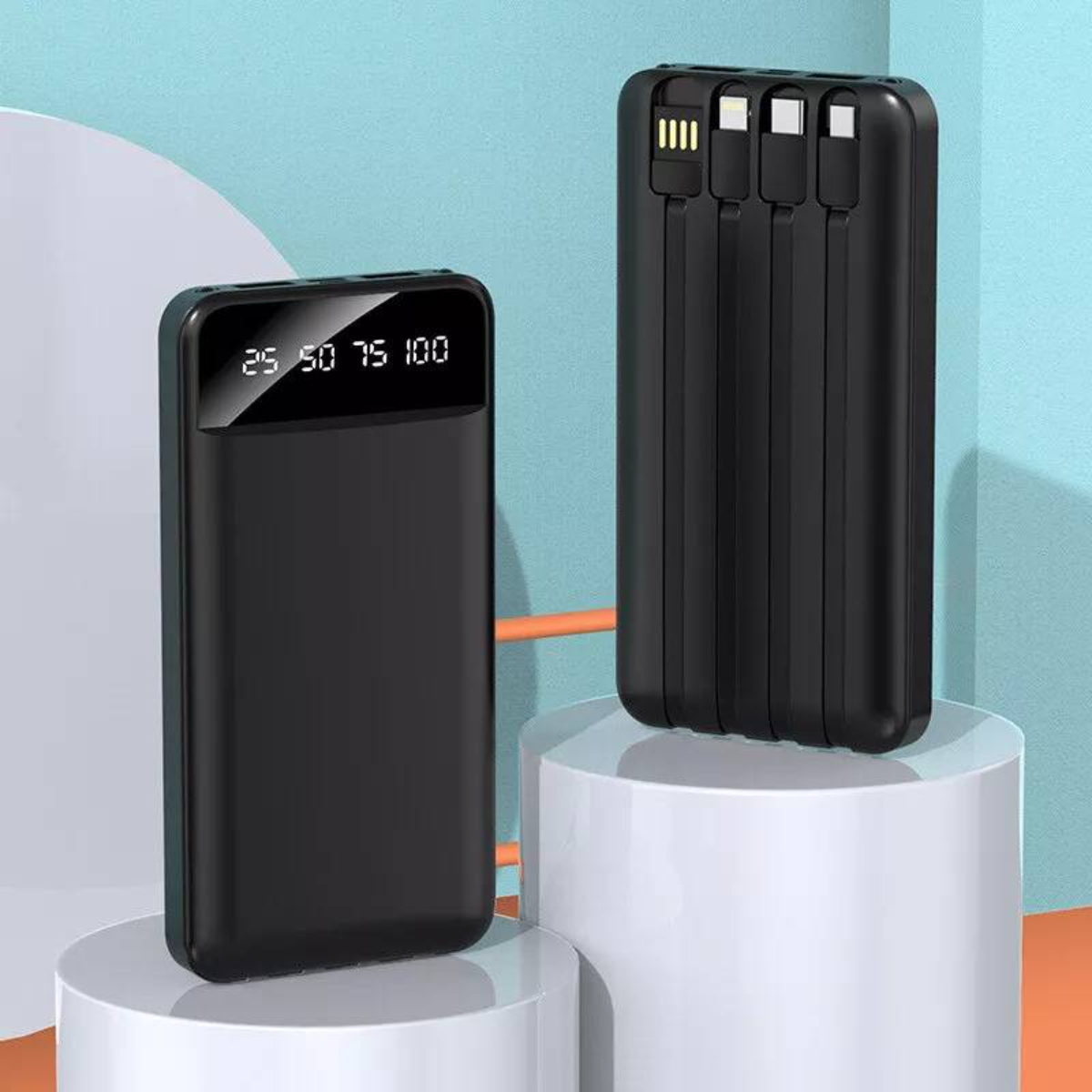 Schwarze Powerbank mit Display und Ladeanschlüssen.