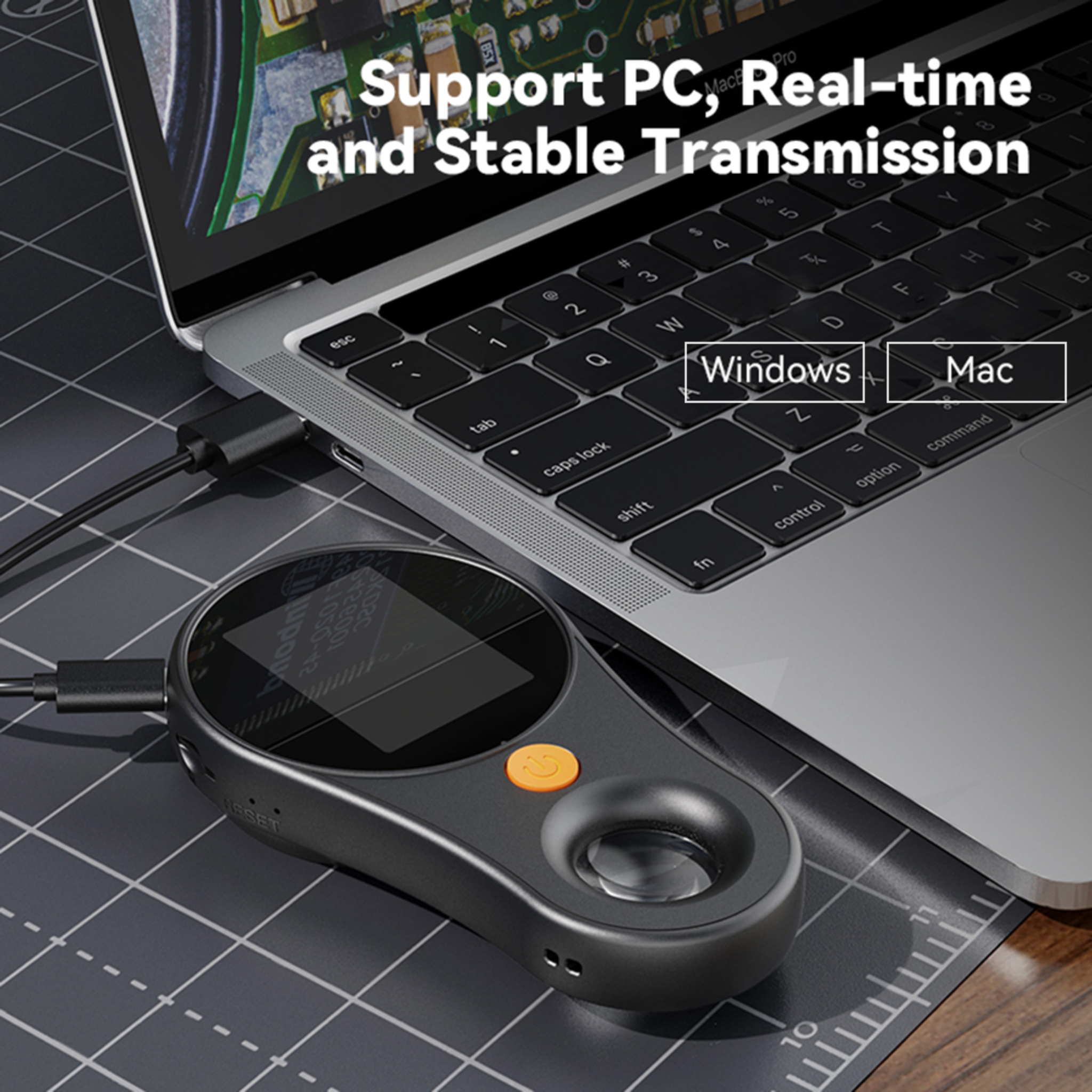 Laptop mit einem Gerät verbunden, mit einem Bildschirm, der eine Windows-Oberfläche zeigt. Das Gerät hat einen Knopf.