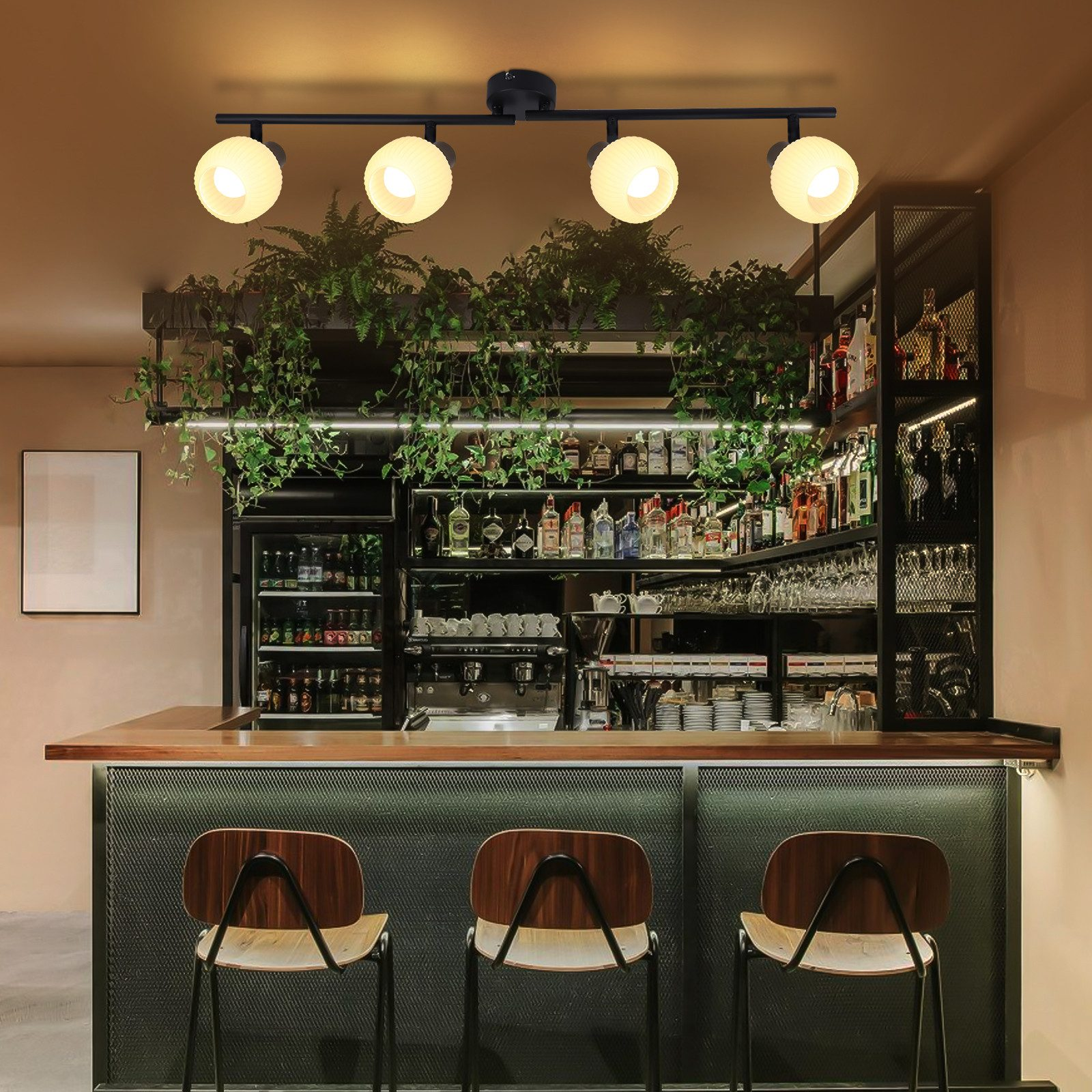 Nowoczesna scena barowa z hokerami, oświetleniem sufitowym i półkami z butelkami. Zieleń.