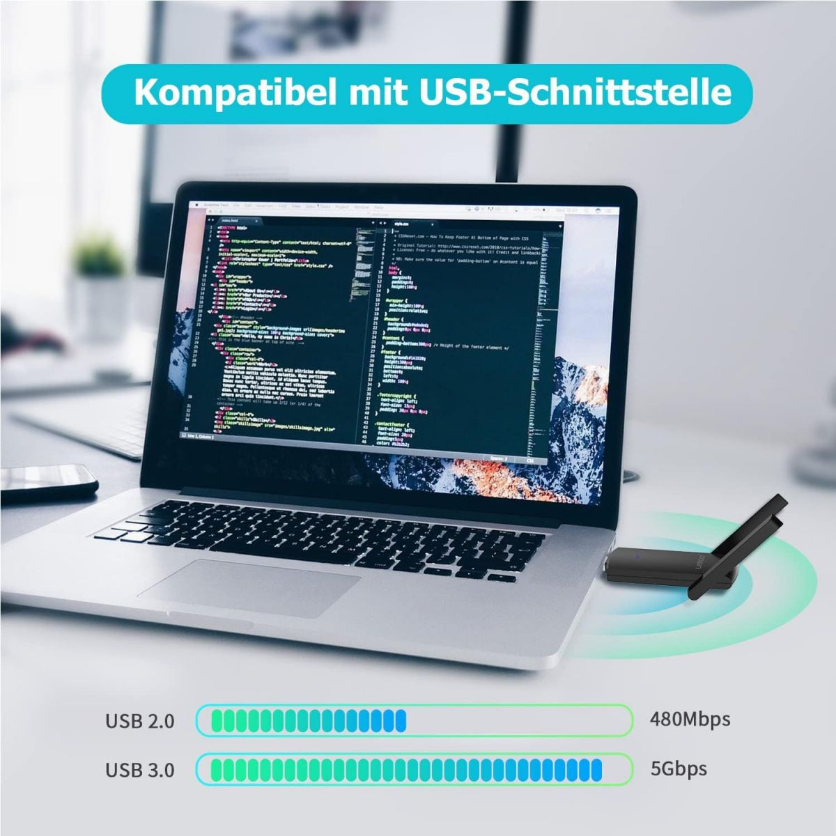 Laptop mit eingestecktem USB-Gerät, das Code anzeigt.