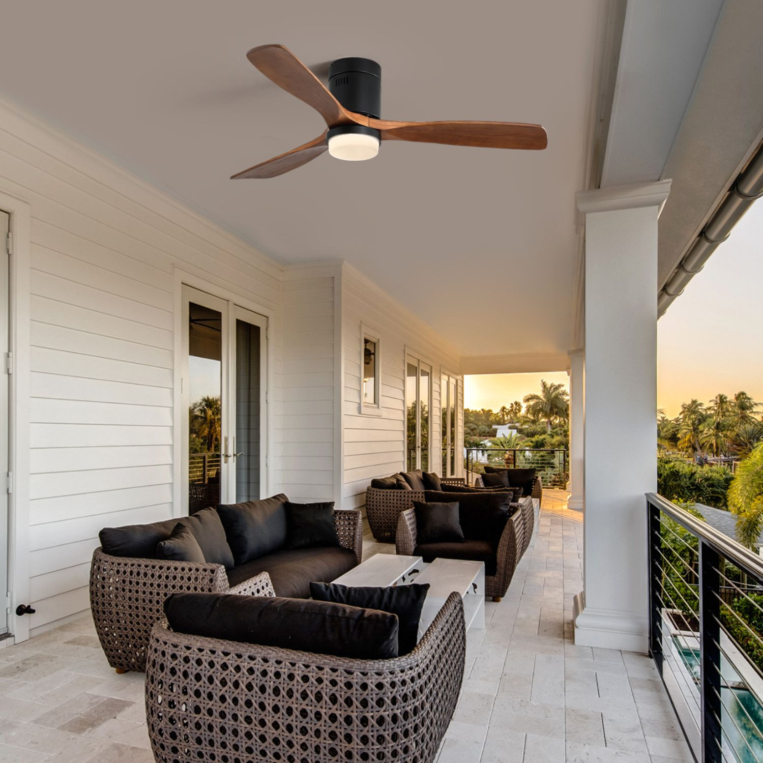 Eine Terrasse mit Deckenventilator und Möbeln. Der Ventilator ist braun, die Möbel sind dunkel, und der Hintergrund ist Sonnenuntergang.