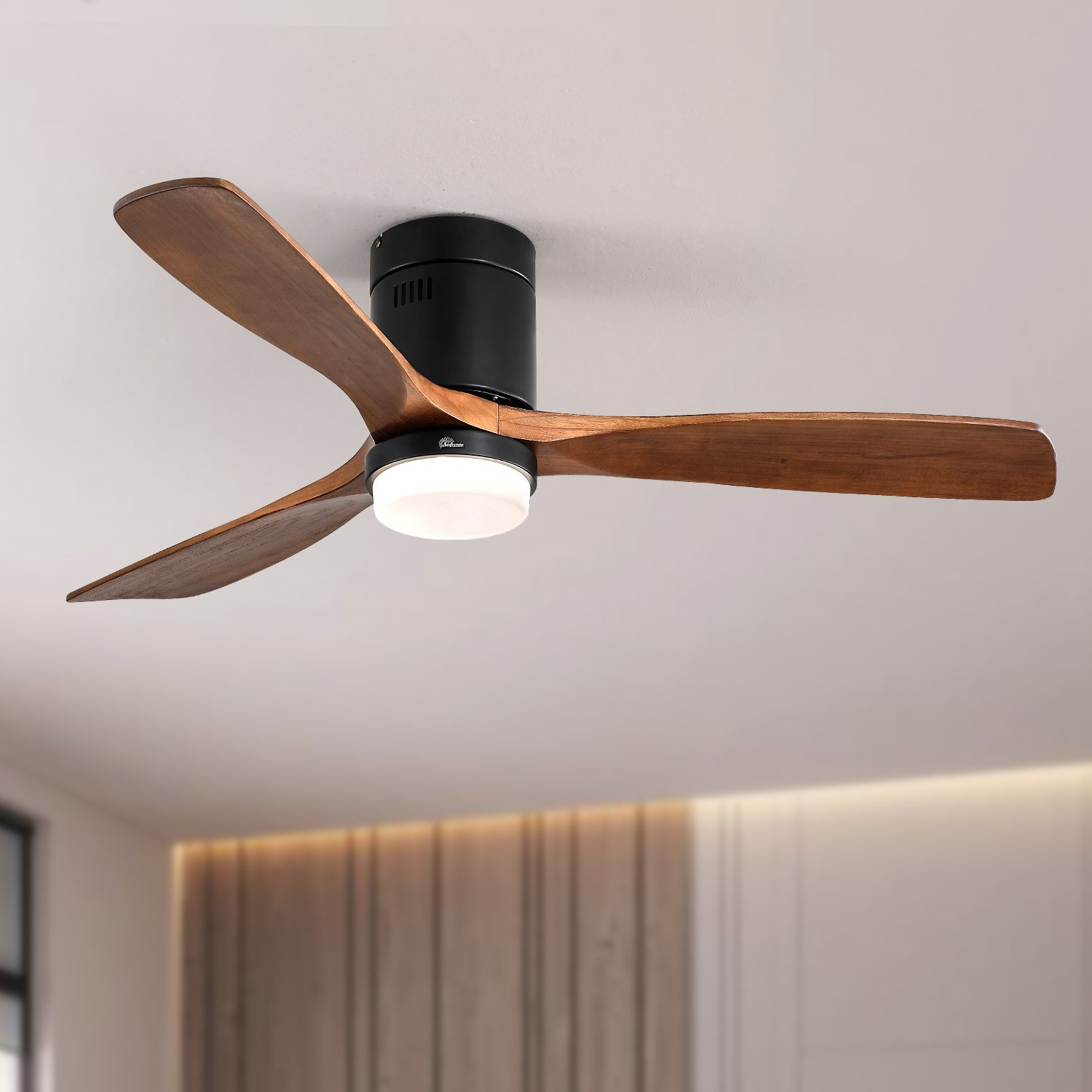Ein Deckenventilator mit drei Holzflügeln, einem schwarzen Motor und einer kreisförmigen Leuchte.