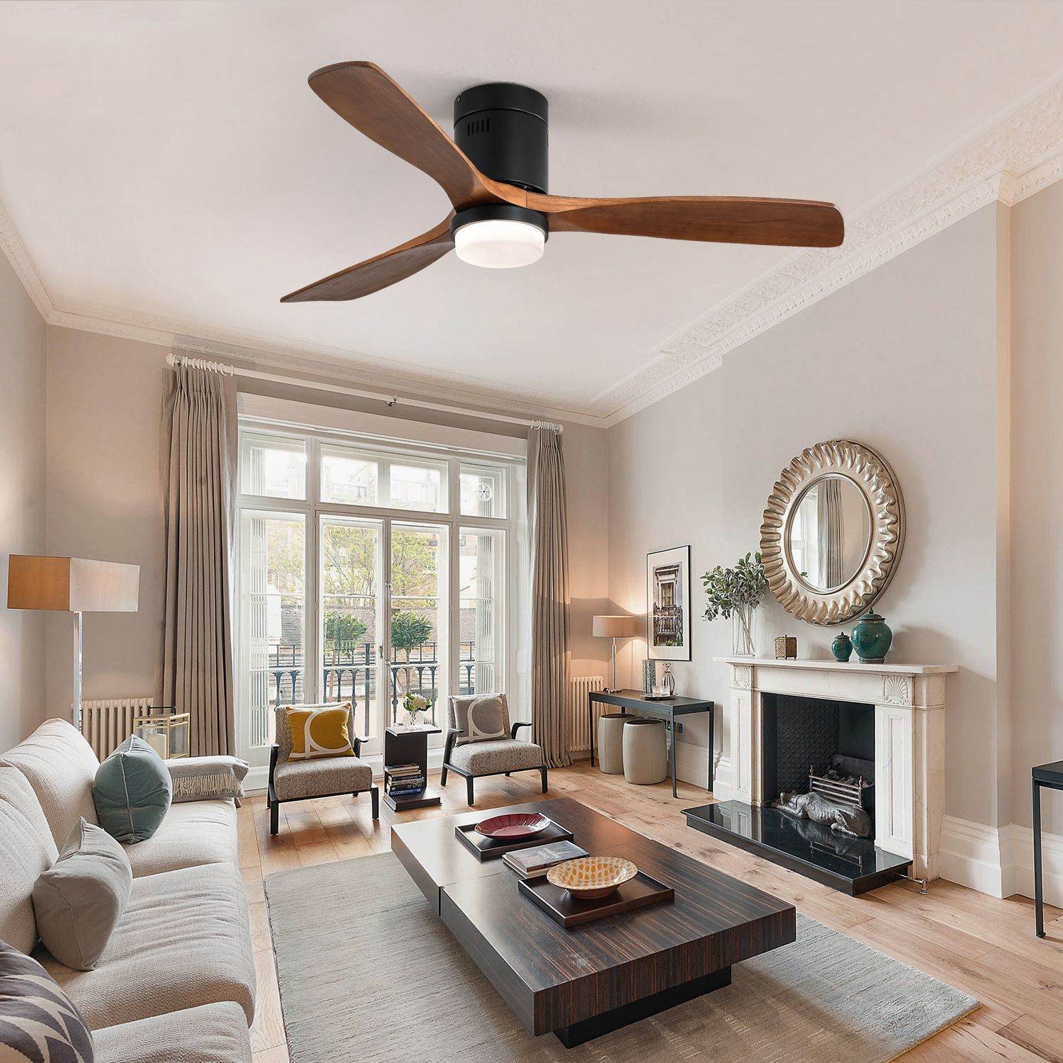 Wohnzimmer mit Deckenventilator, Sofa, Stühlen, Kamin und Spiegel, mit eingeschaltetem Licht.