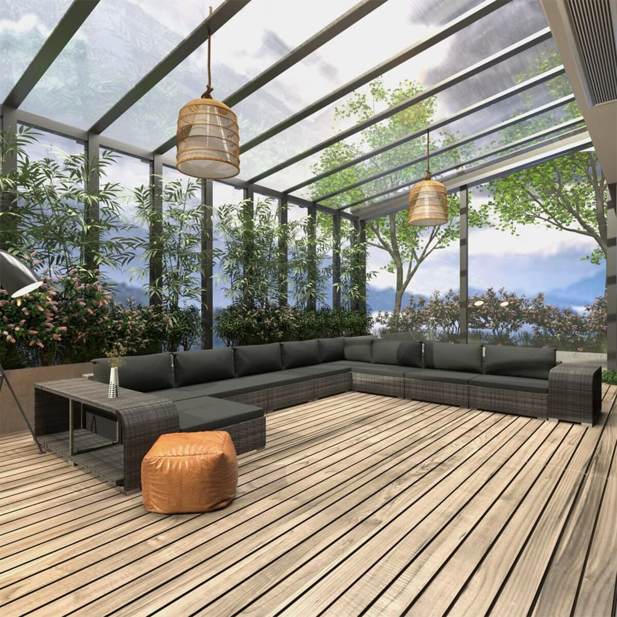 Outdoor-Terrasseneinrichtung mit dunkelgrauem Ecksofa und Holzboden unter einem Glasdach.