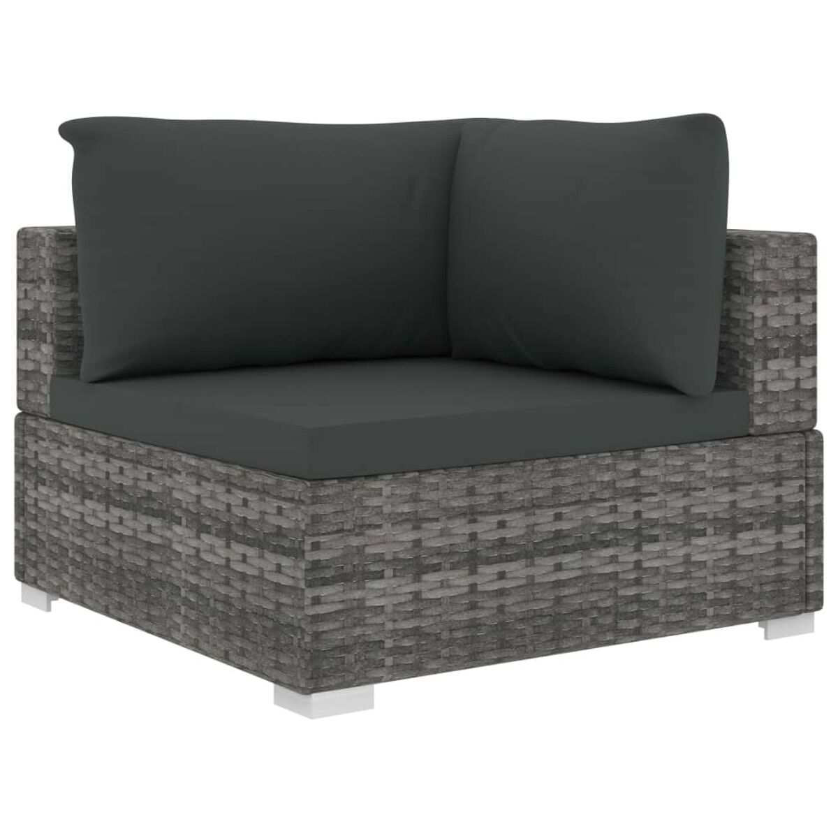 Graues Ecksofa aus Rattan mit dunkelgrauen Kissen auf weißen Füßen.