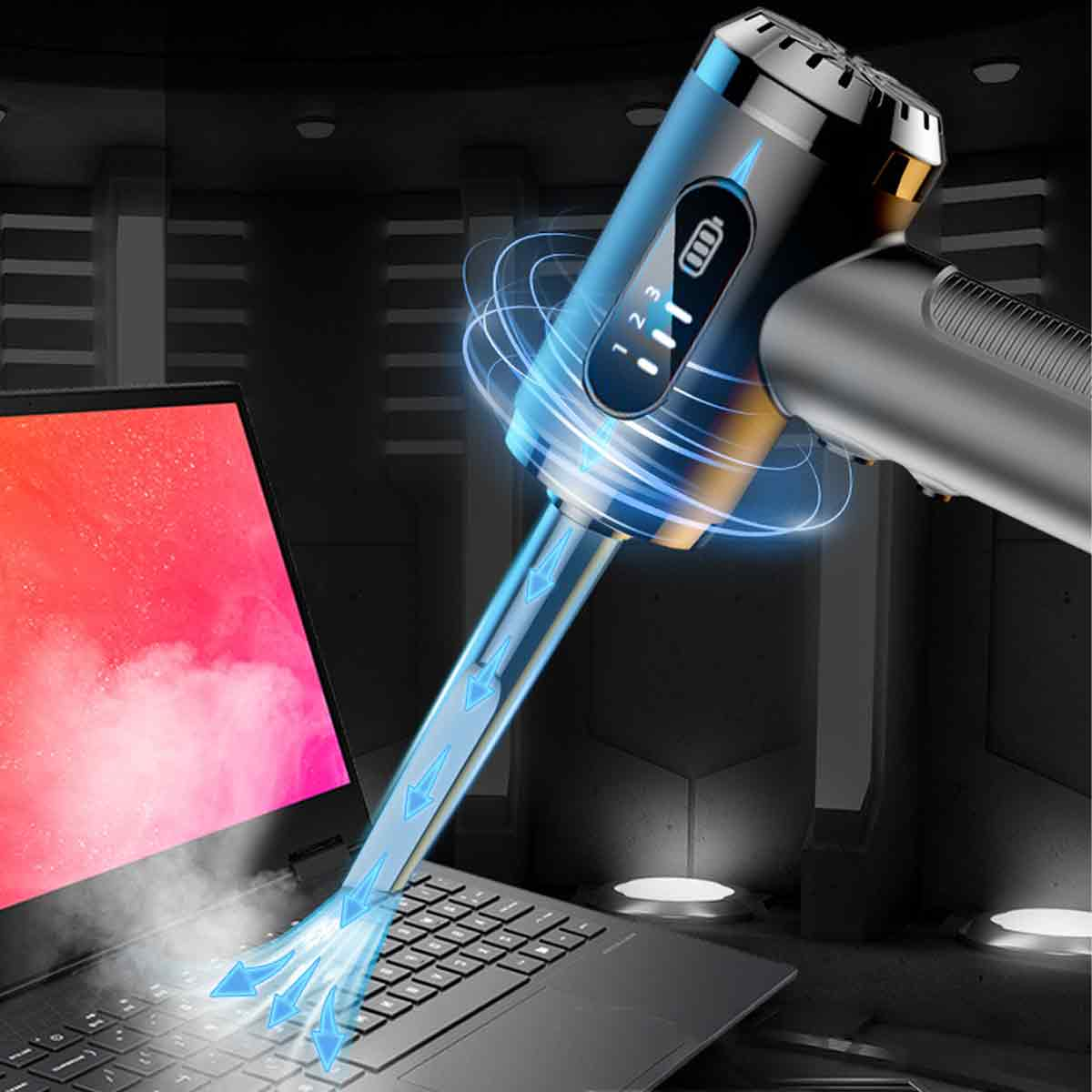 Ein Handgerät reinigt einen Laptop. Luft strömt vom Gerät auf die Tastatur.
