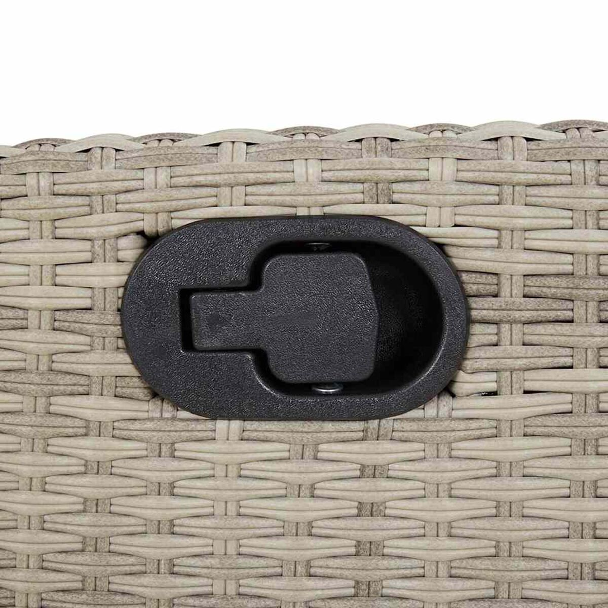 Un primo piano di una maniglia nera su una superficie beige intrecciata.