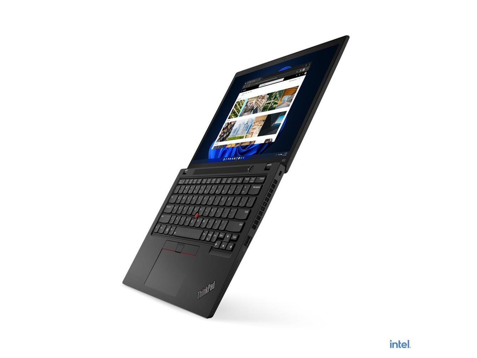 Ein schwarzes ThinkPad-Laptop, das nach oben geneigt ist und eine Website auf seinem Bildschirm zeigt.