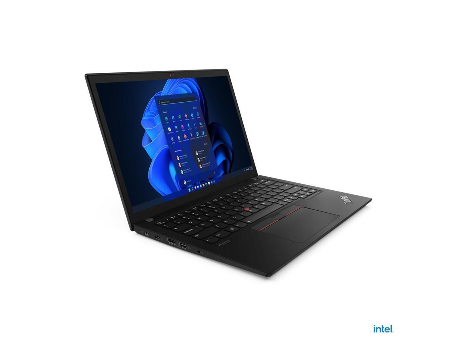 Schwarzer Laptop mit schwarzer Tastatur, der Bildschirm zeigt die Windows 11-Oberfläche, auf weißem Untergrund.