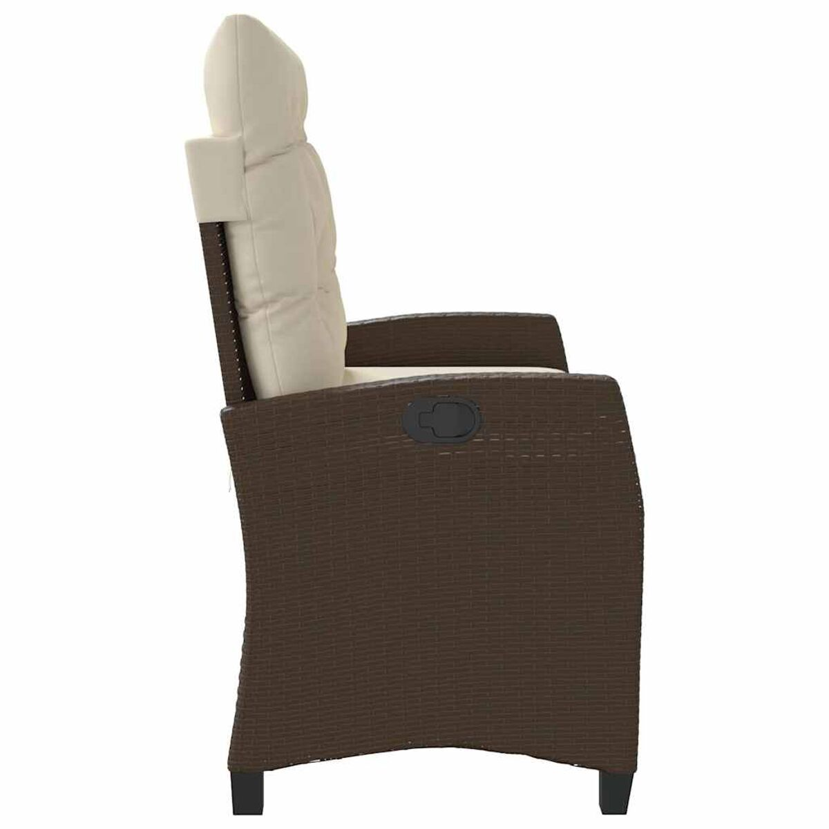 Poltrona reclinabile in rattan con cuscino beige, vista laterale.