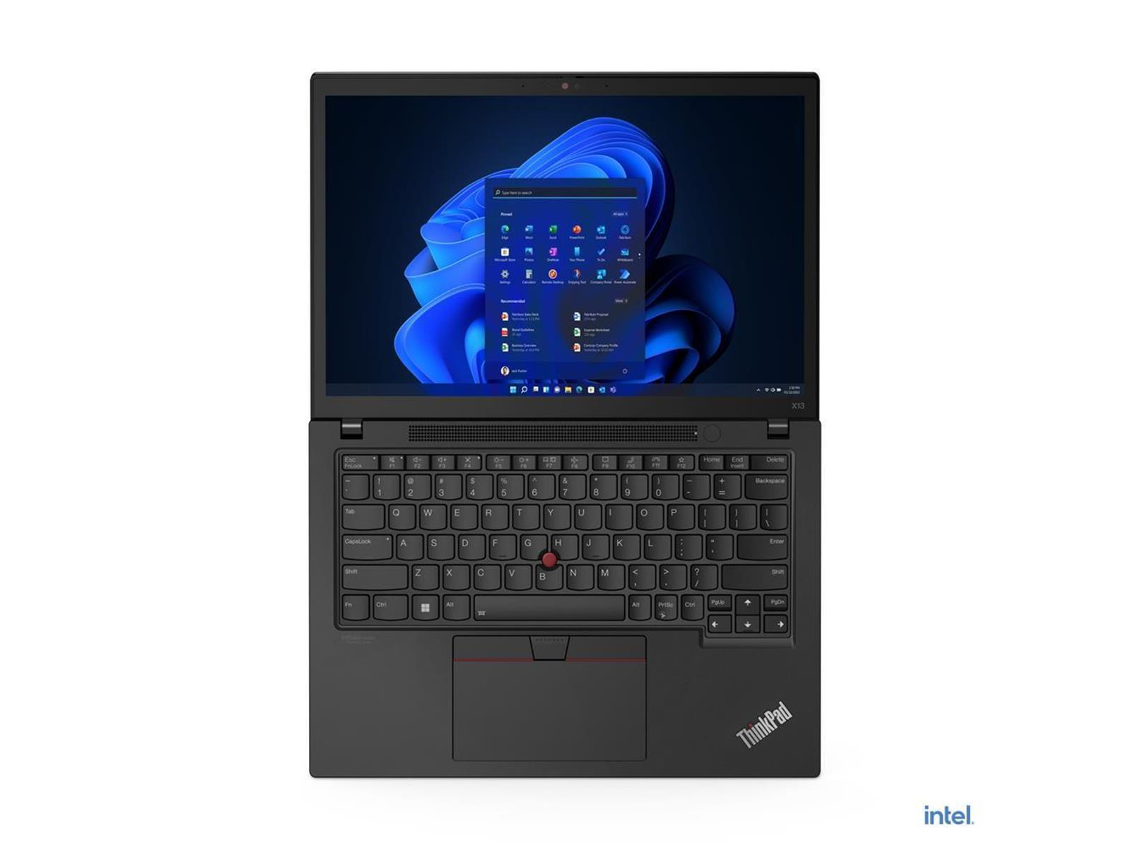 Ein schwarzer Laptop mit ThinkPad-Logo, geöffnet auf weißem Hintergrund, zeigt eine Tastatur.
