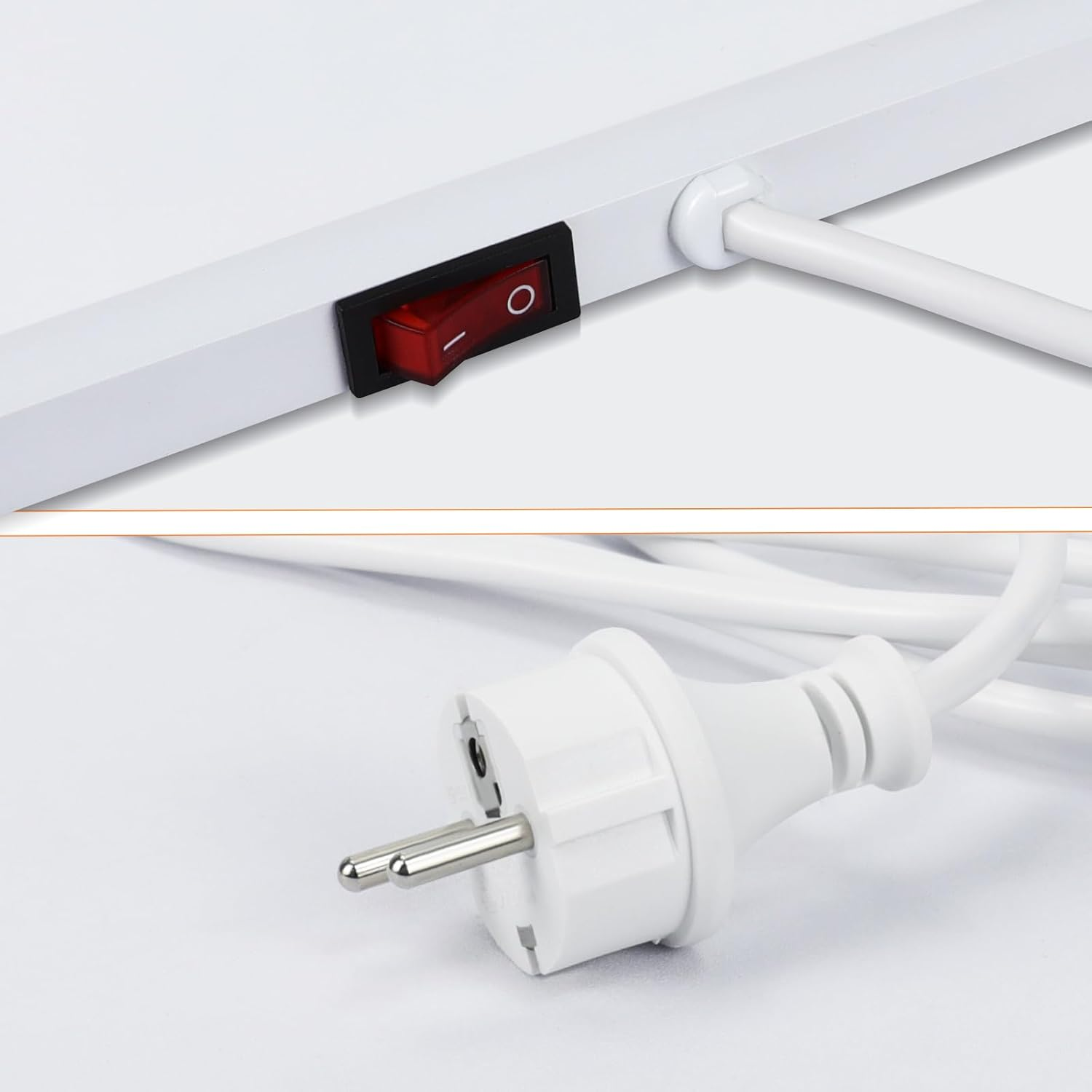 Nahaufnahme einer weißen Steckdosenleiste, roter Schalter sichtbar, weißer Stecker.