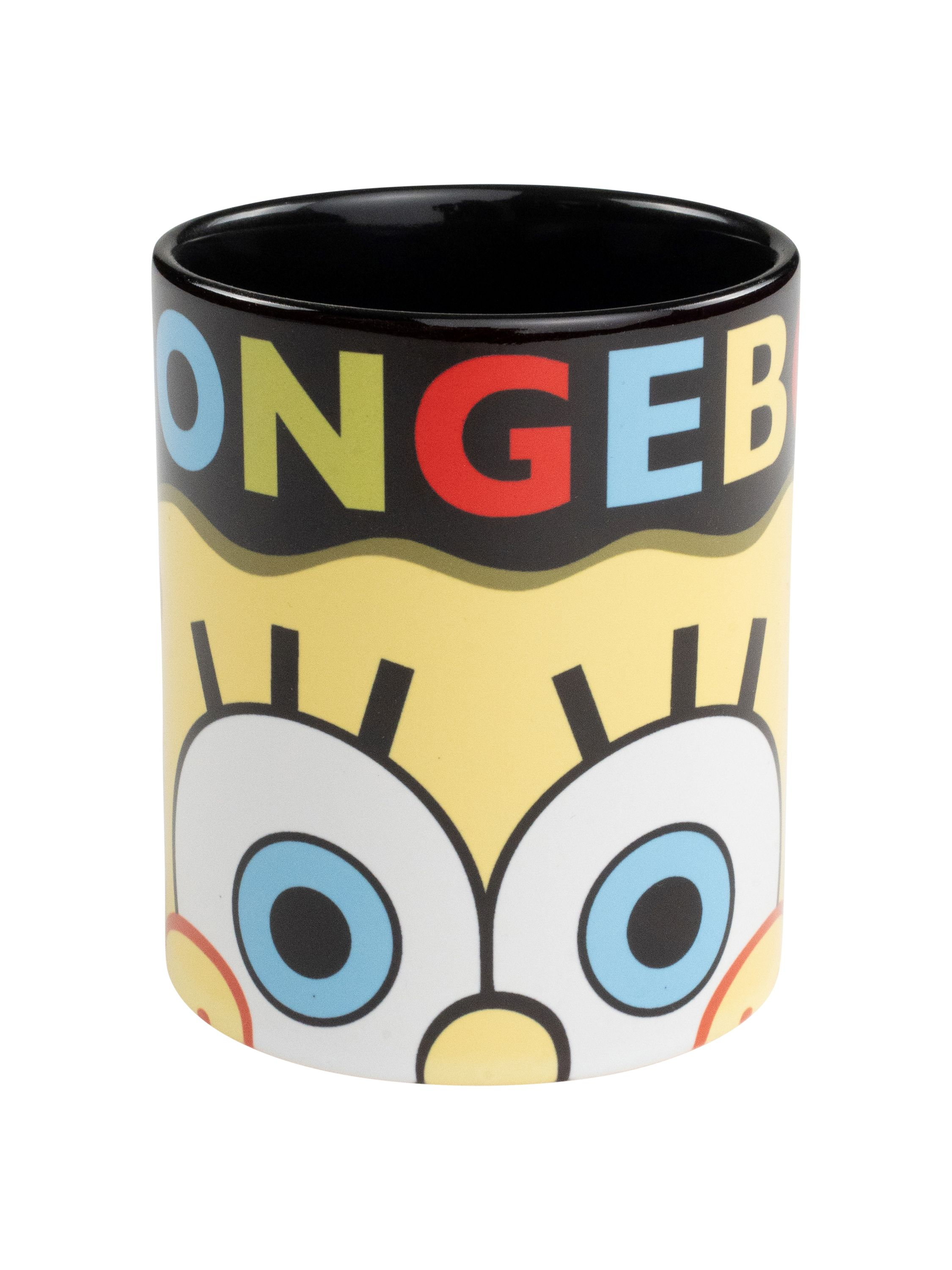 SpongeBob Schwammkopf Tasse mit seinem Gesicht. Die Tasse ist gelb, mit schwarzem Rand und Schriftzug.