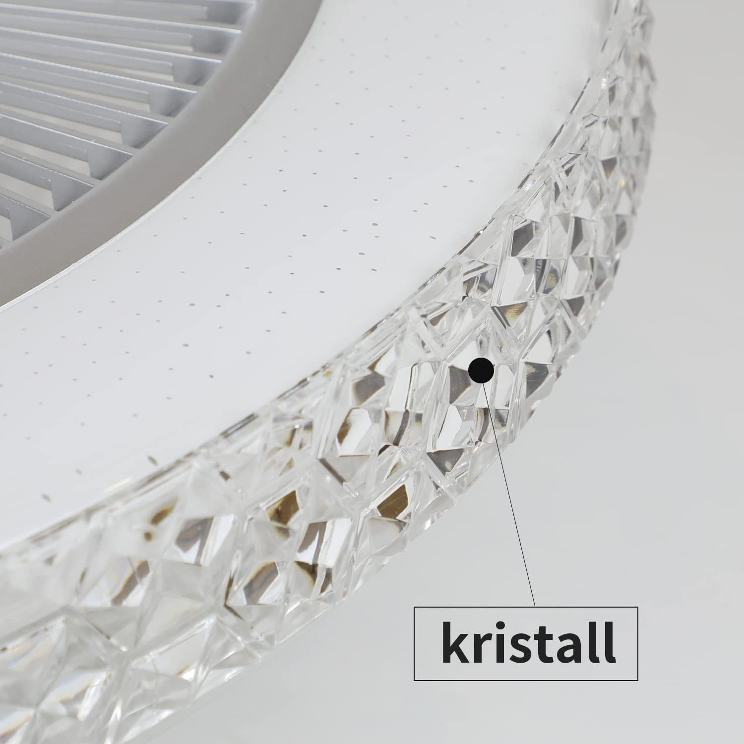 Un primo piano di un apparecchio di illuminazione con un accento di cristallo.