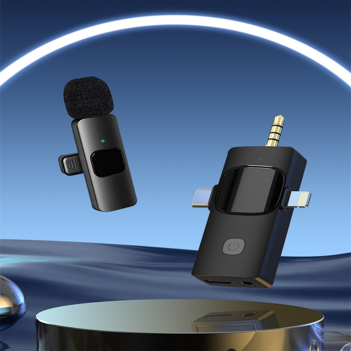 Zwei schwarze Mikrofone mit USB-C- und Lightning-Anschlüssen, vor einem blauen Farbverlaufshintergrund.