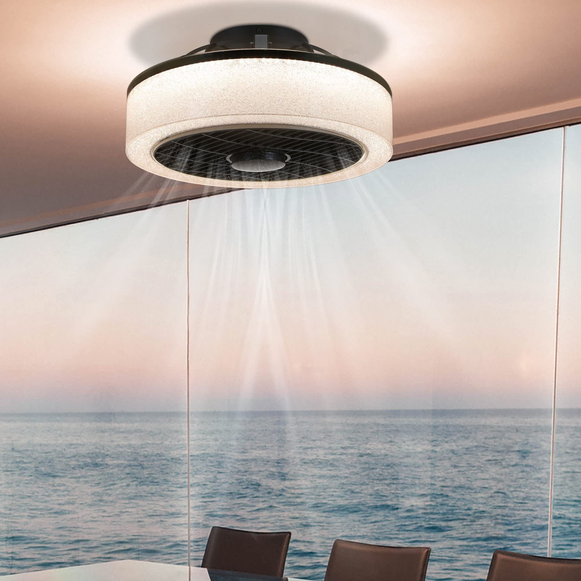 Una luce del ventilatore a soffitto è accesa. Lo sfondo è una vista mare e cielo. La ventola è nera.