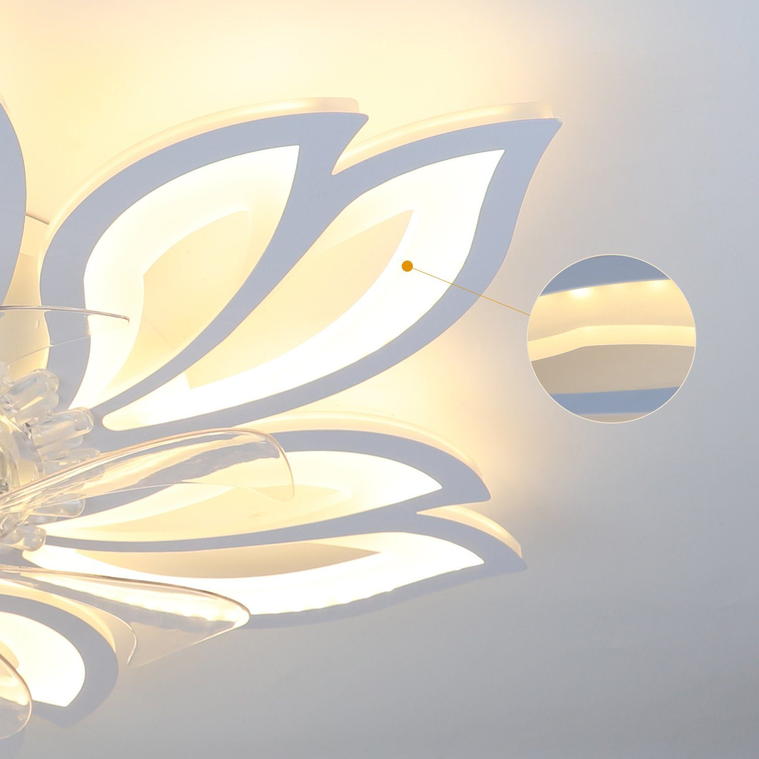 Lampada da soffitto a forma di fiore. Petali bianchi con bagliore caldo. Dettagli del dispositivo.