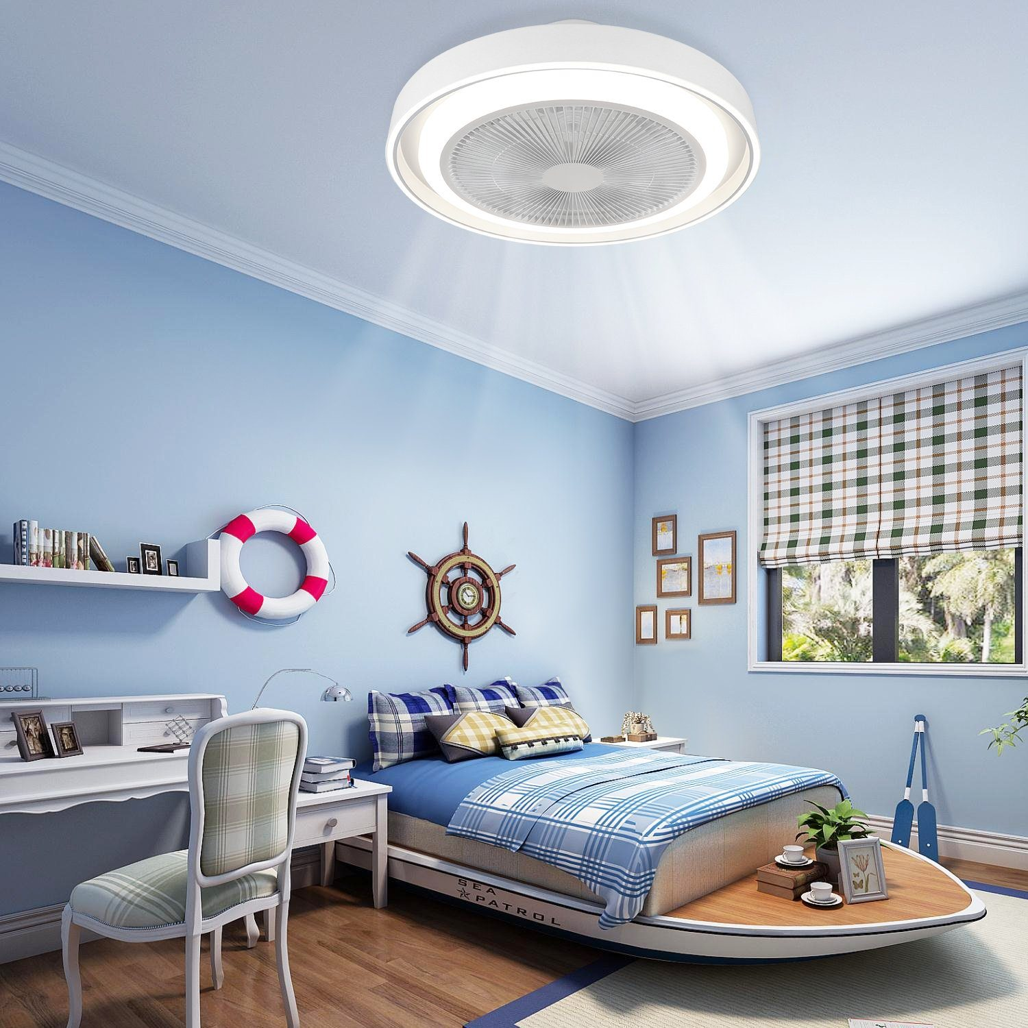 Schlafzimmer mit blauen Wänden, bettförmigem Boot, Deckenventilator und nautischer Einrichtung.