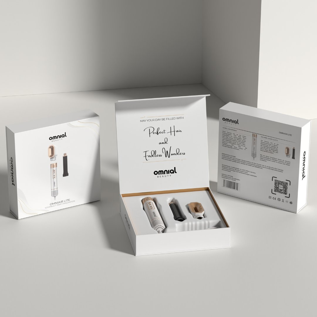 Eine Produktbox mit einem Haarstyling-Set im Inneren und zwei weiteren Boxen, alle auf einer weißen Oberfläche.