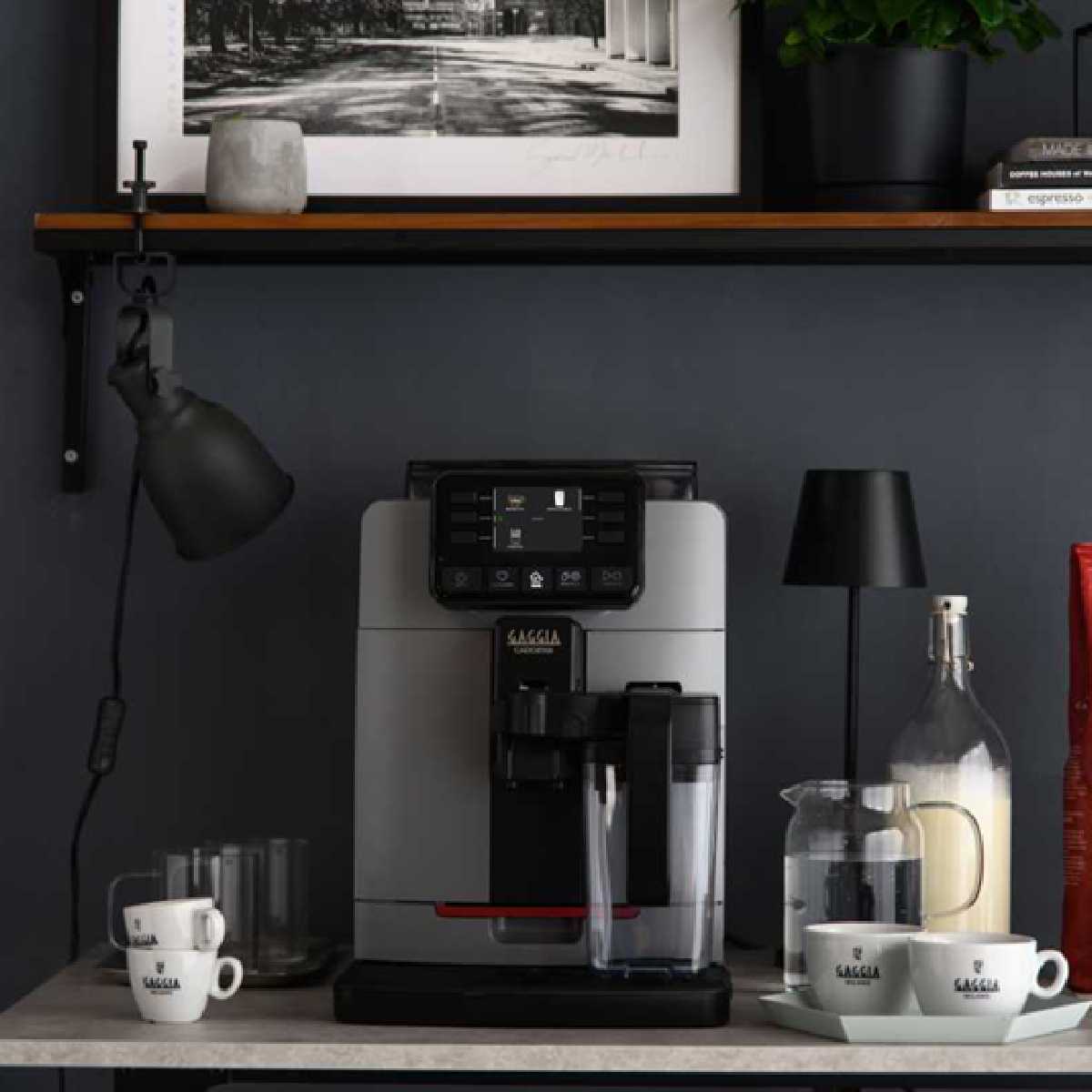 Koffiezetapparaatopstelling met koffiekopjes, een lamp en decoratie.