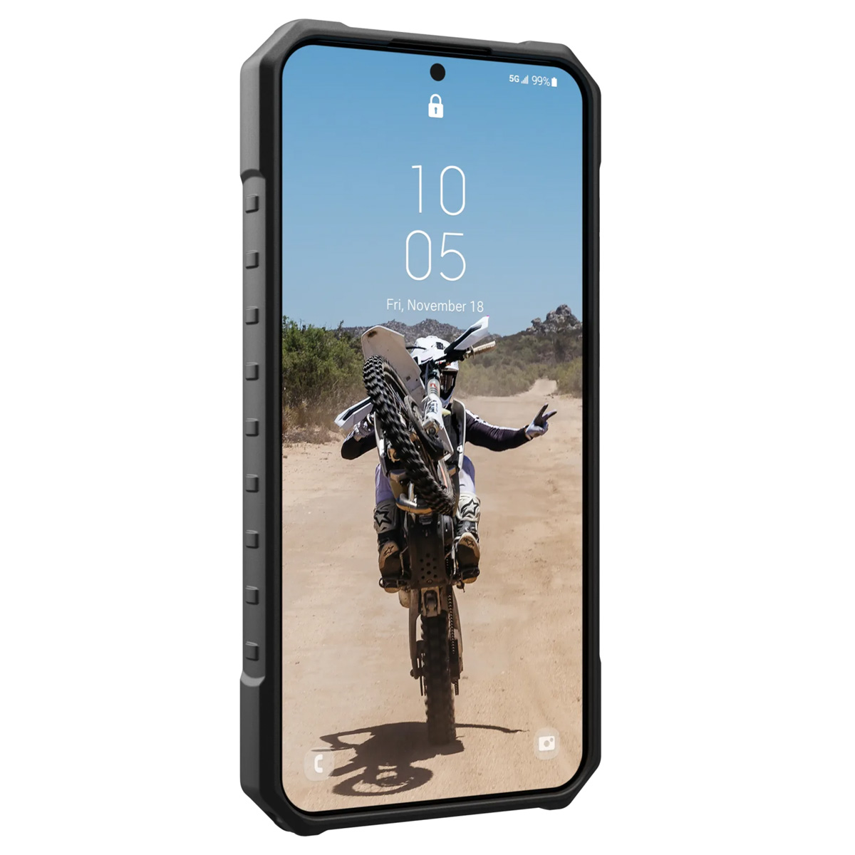 Een telefoon in een zwarte hoes, met een foto van een persoon die op een motorfiets rijdt op een onverharde weg.