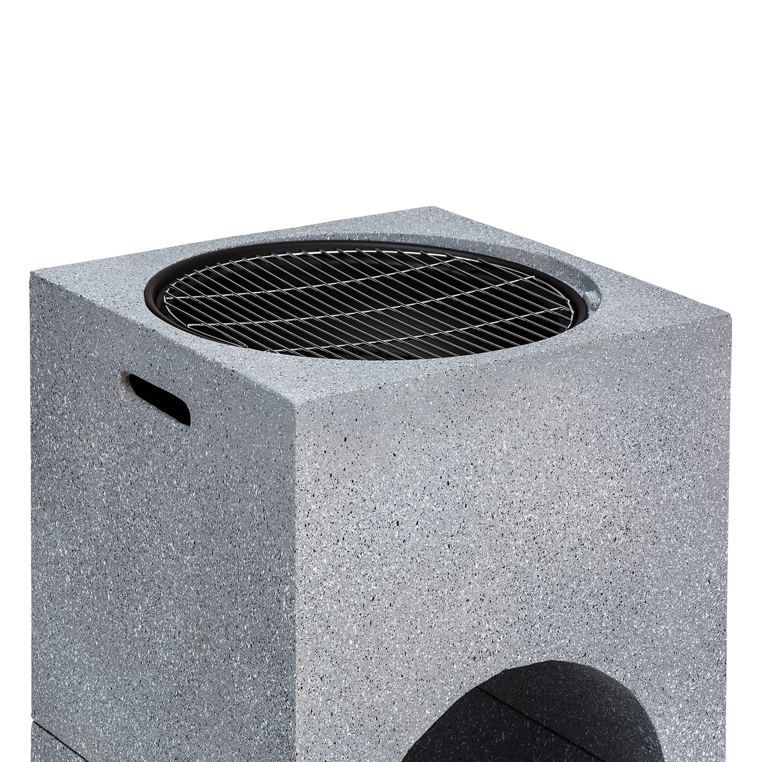 Ein grauer Steinwürfelgrill. Die Oberseite hat einen Metallrost. Am Sockel des Würfels ist ein Halbkreis ausgeschnitten.