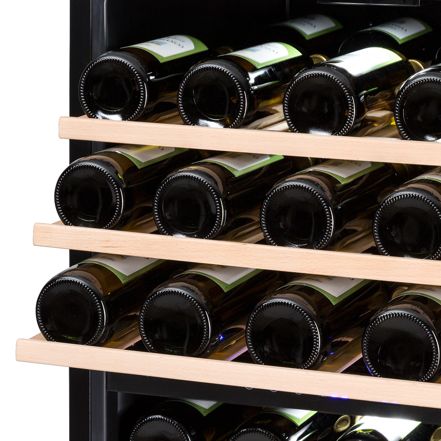 Cantinetta con bottiglie di vino su ripiani in legno, con interno scuro.