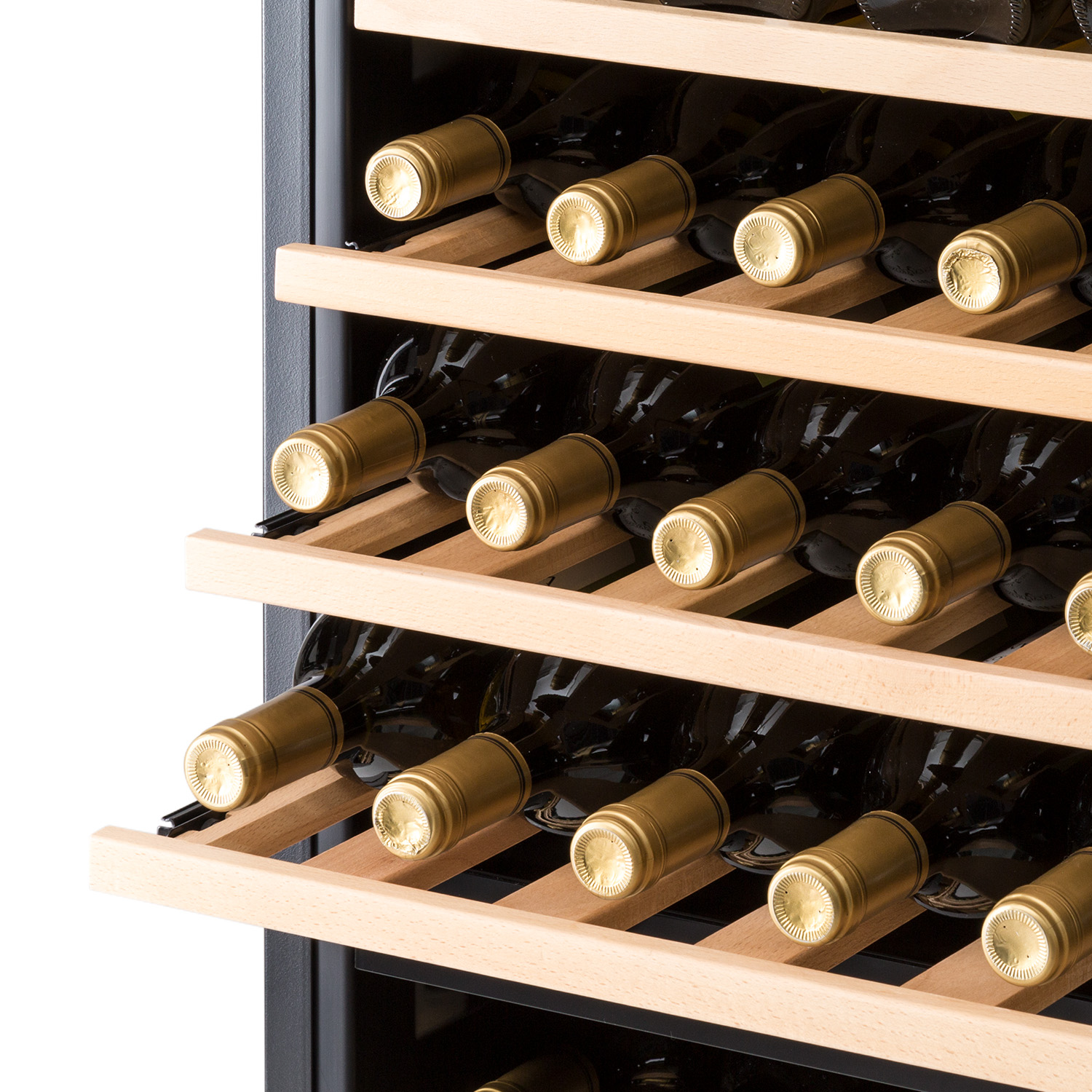 Cantinetta con bottiglie di vino all'interno. Ripiani in legno e tappi dorati.