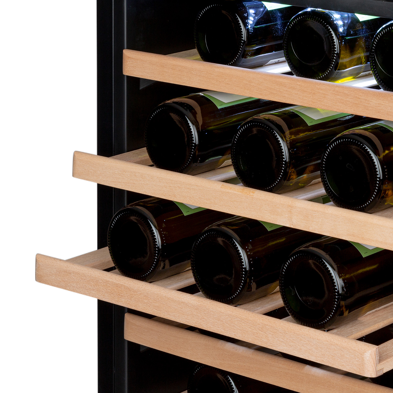 Bottiglie di vino su ripiani in legno all'interno di un armadietto refrigeratore nero.