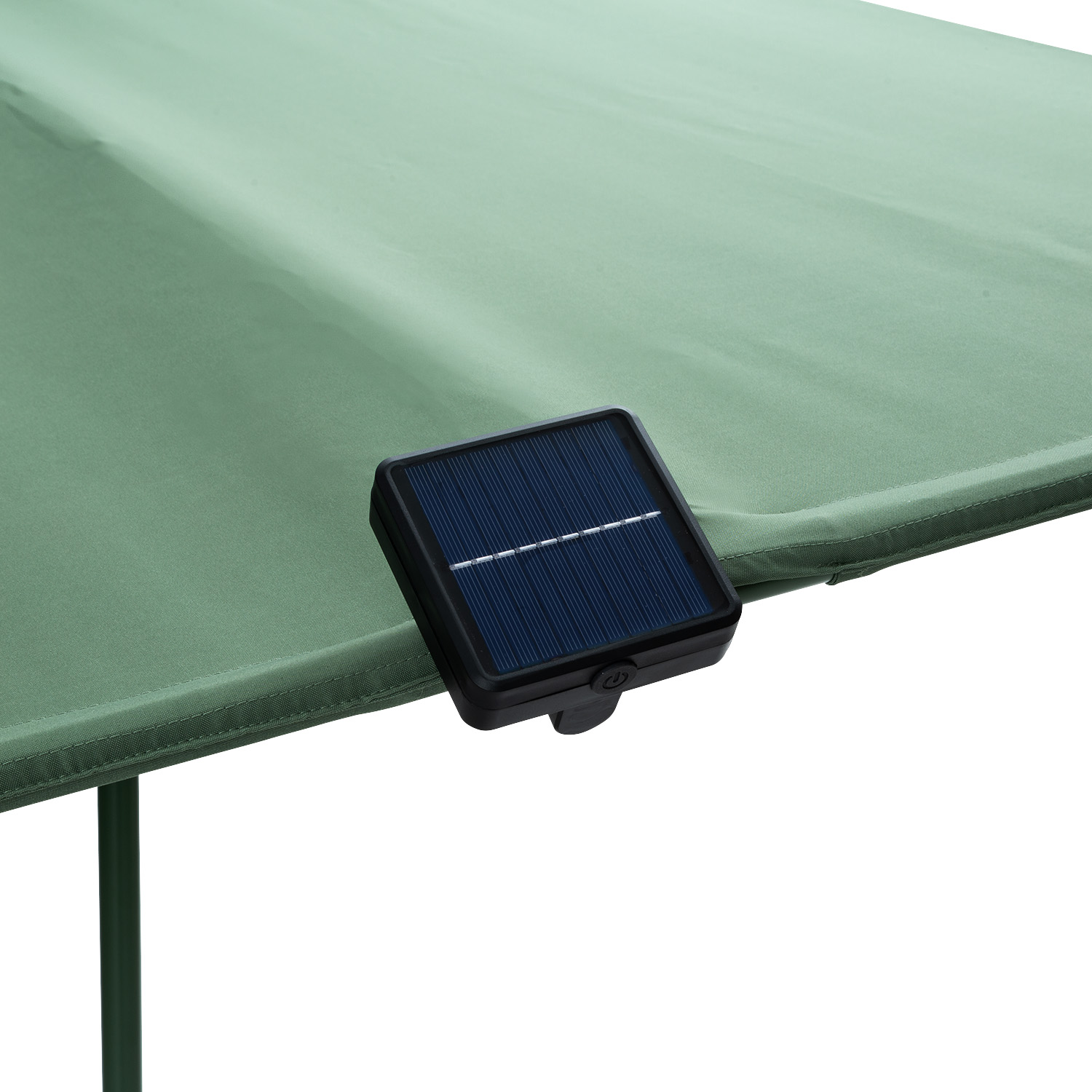 Nahaufnahme eines grünen Schirms mit einem schwarzen Solarpanel oben befestigt.