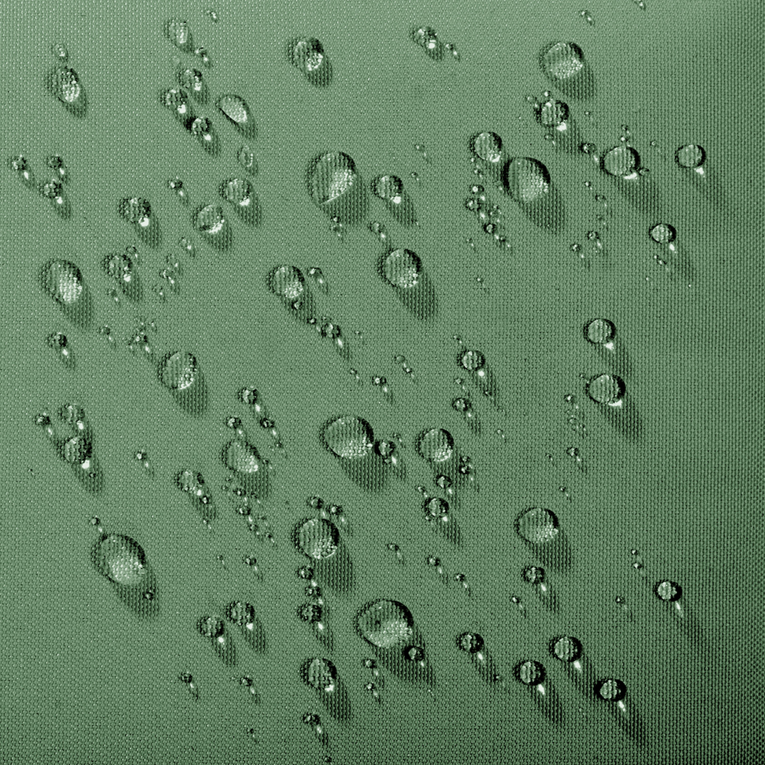 Nahaufnahme von Wassertropfen auf einer strukturierten grünen Oberfläche. Die Tropfen sind klar und rund.