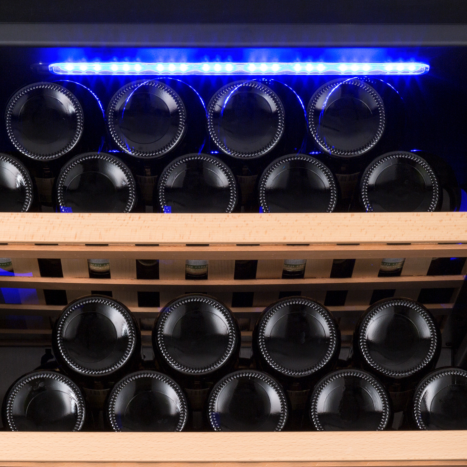 Interno cantinetta con ripiani di bottiglie di vino, illuminazione a LED blu in alto.