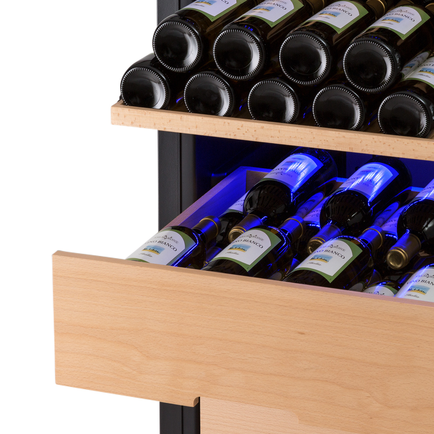 Bottiglie di vino in una cantinetta, esposte su ripiani in legno con luci blu.