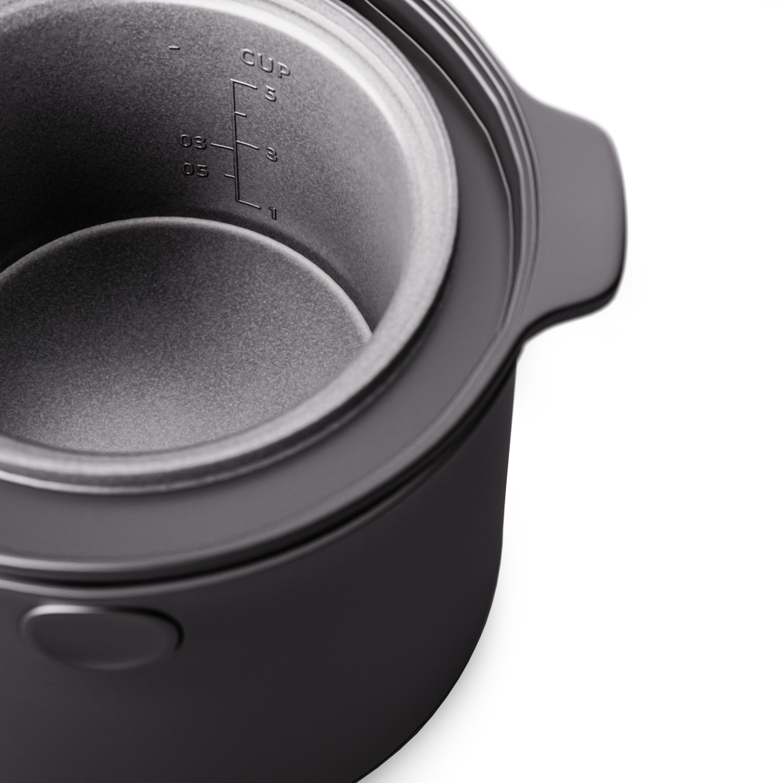 Schwarzer Slow Cooker mit grauem Innenraum, zeigt Volumenmarkierungen innen.