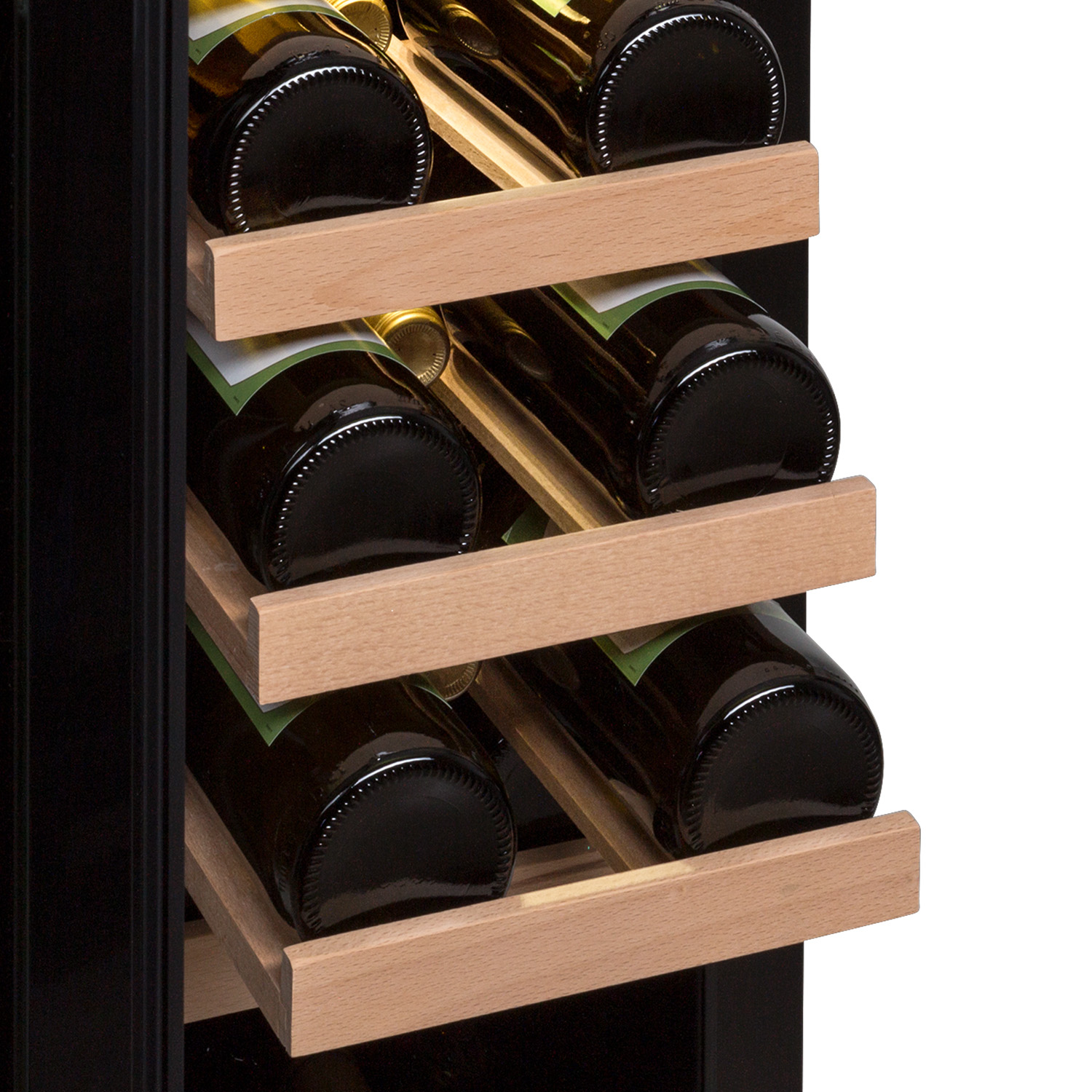 Weinflaschen in einem Weinkühler, durch das Glas sichtbar, Holzregale.