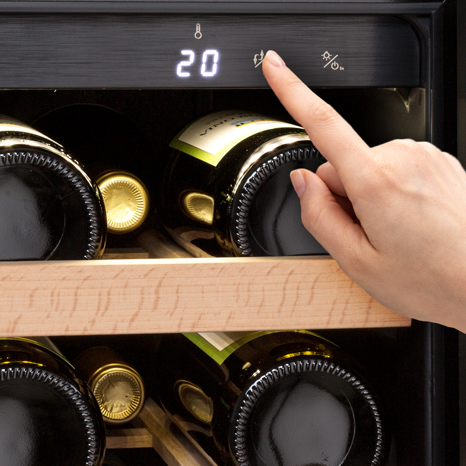 Eine Hand drückt eine Taste an einem Weinkühler. Innen befinden sich Weinflaschen und Holzregale. Anzeige zeigt „20“.