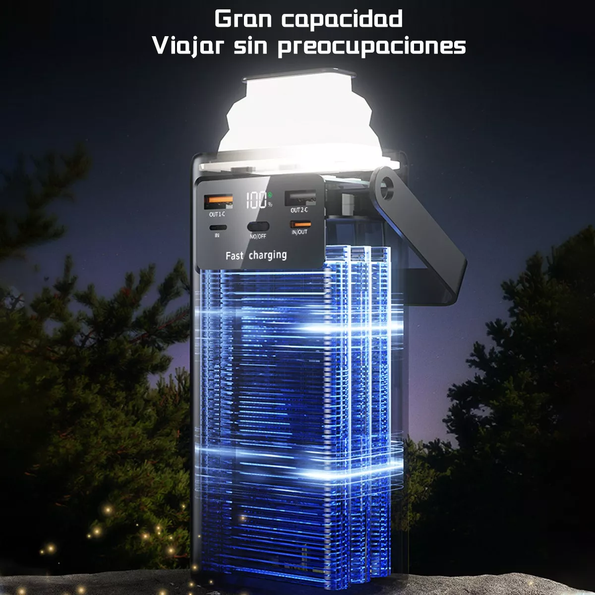 Linterna portátil con cuerpo transparente y luz blanca, contra bosque oscuro.