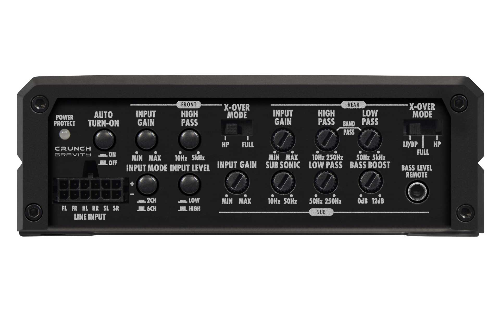 Auto-Audioverstärker mit Bedienelementen. Schwarzes Panel mit verschiedenen Knöpfen, Schaltern und Ein-/Ausgängen.