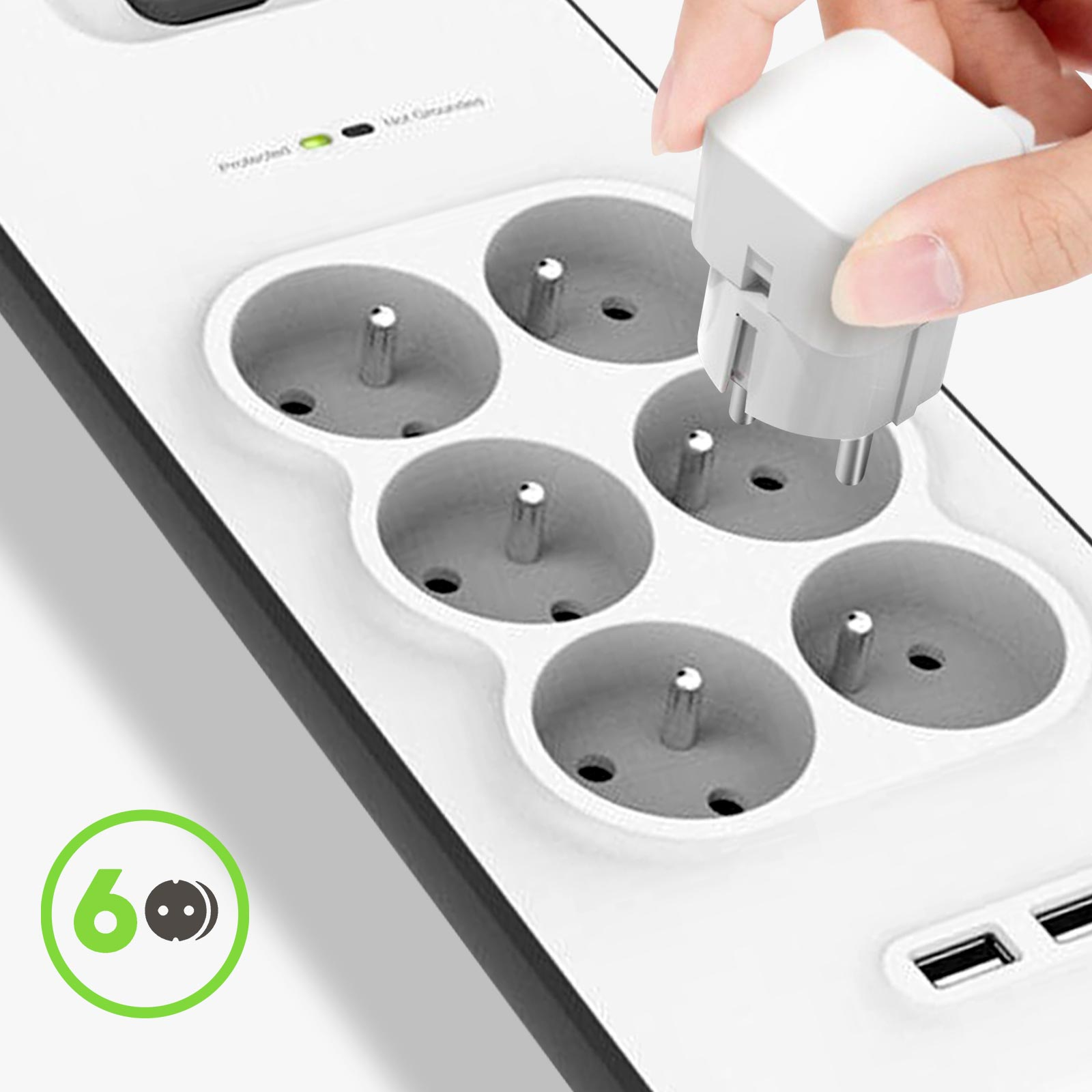Hand steckt weißen Adapter in weiße Steckdosenleiste mit sechs Buchsen.
