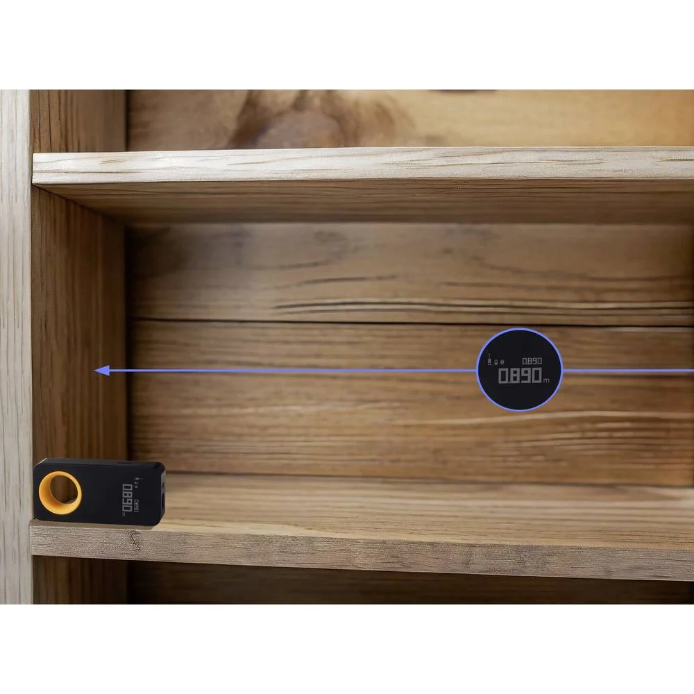 Ein schwarzes Laser-Messgerät befindet sich auf einem Holzregal, mit einer blauen Linie, die das Maß zeigt.