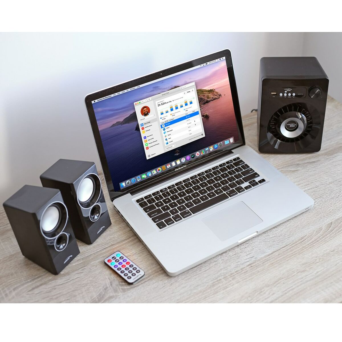 Laptop con altoparlanti e telecomando. Lo schermo mostra l'interfaccia del software.