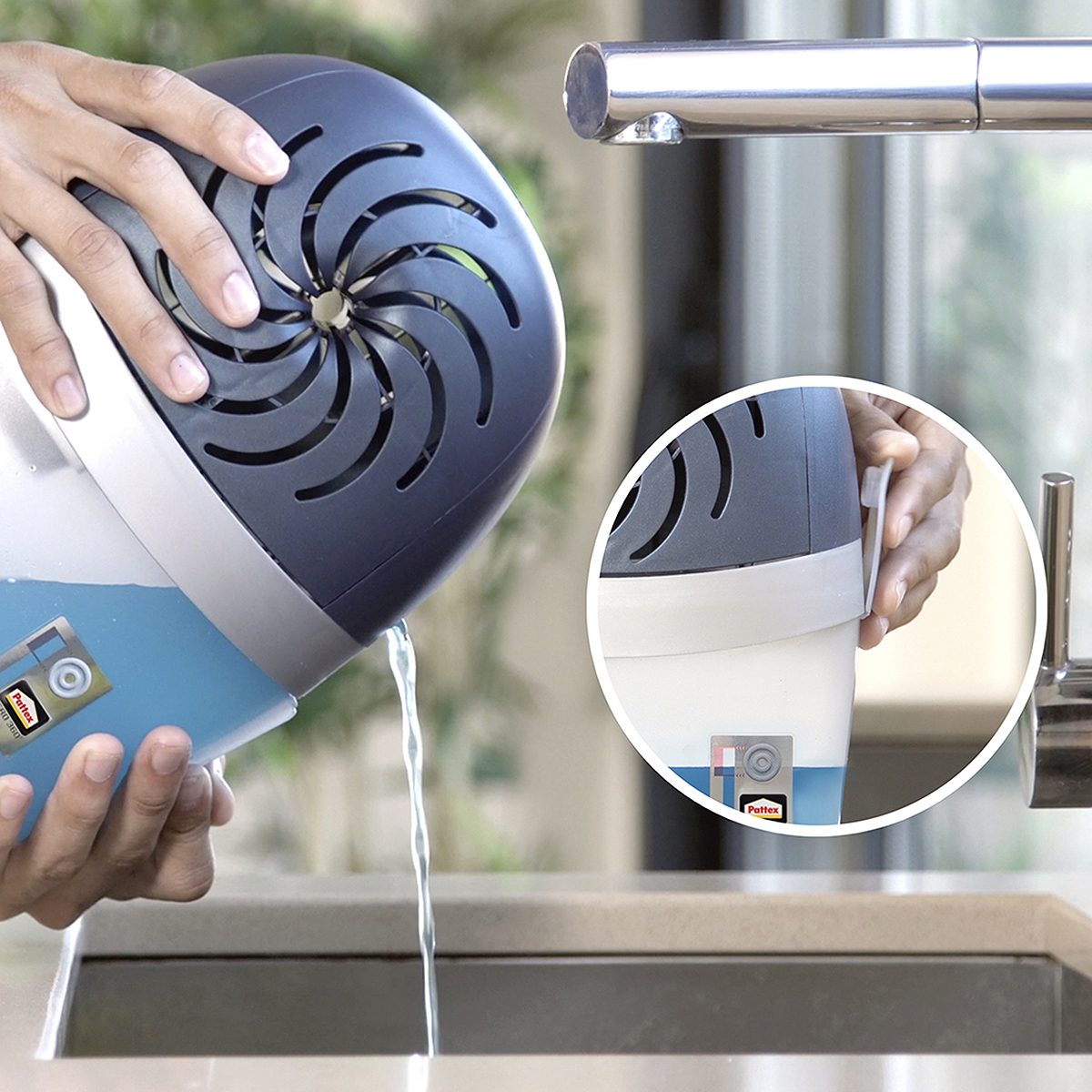 Una persona versa acqua da un deumidificatore in un lavandino.