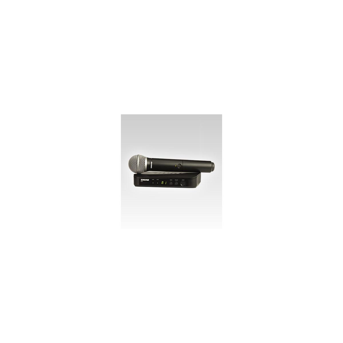 Un microfono Shure wireless nero sopra un ricevitore nero su sfondo bianco.
