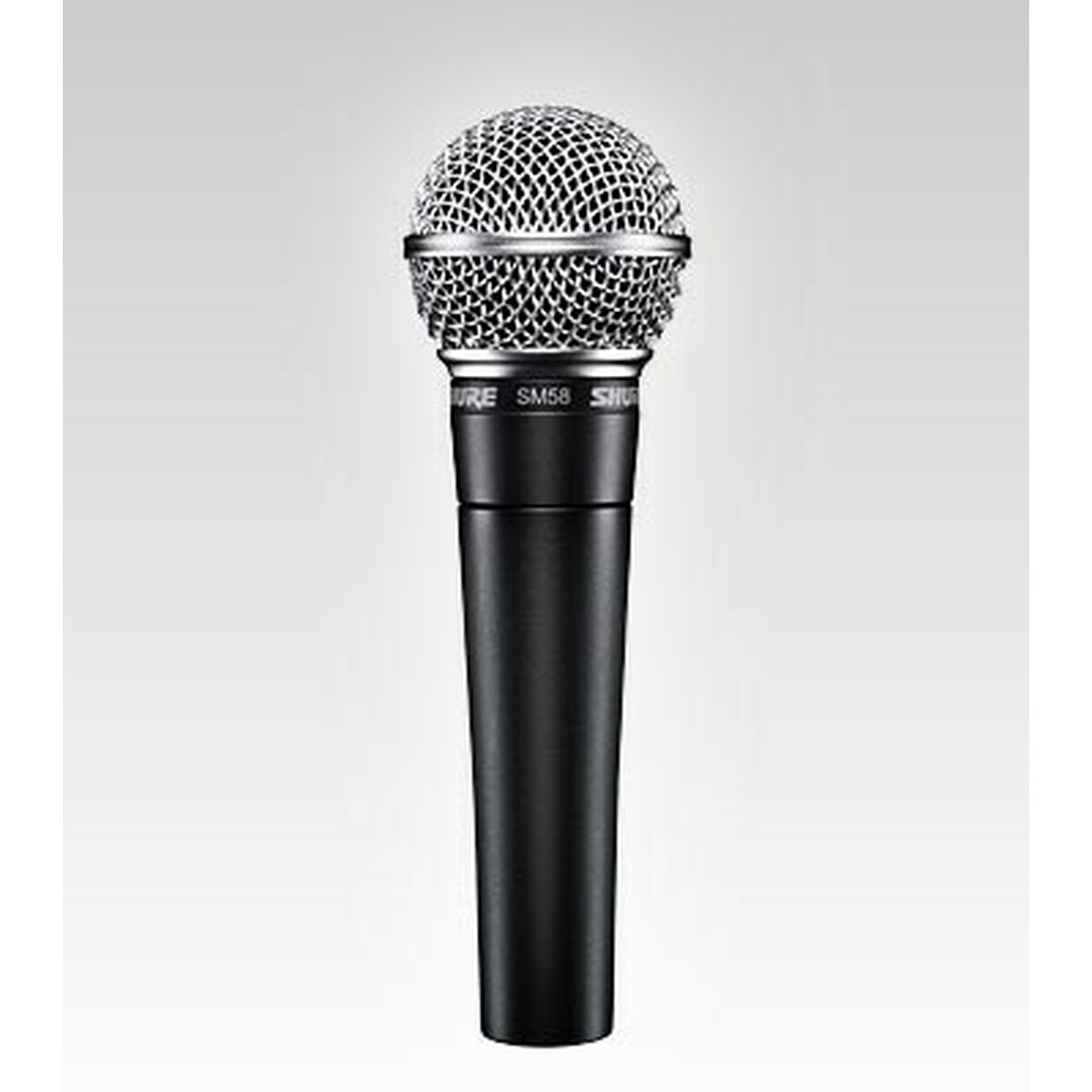 Srebrny mikrofon z czarnym uchwytem. To mikrofon Shure SM58.