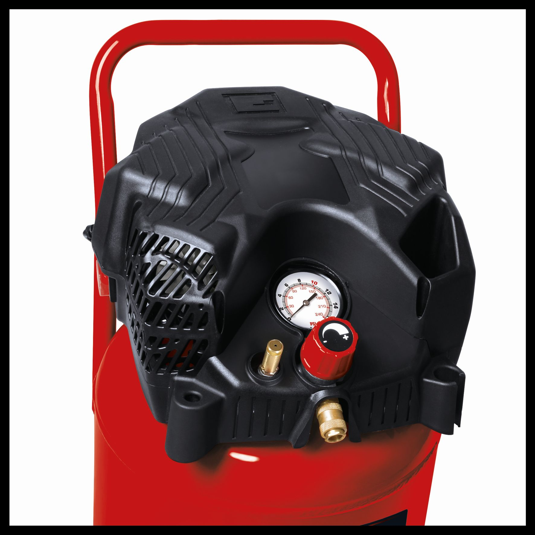 Compressore d'aria rosso con parte superiore nera e manometro. Maniglia rossa. Sfondo bianco.