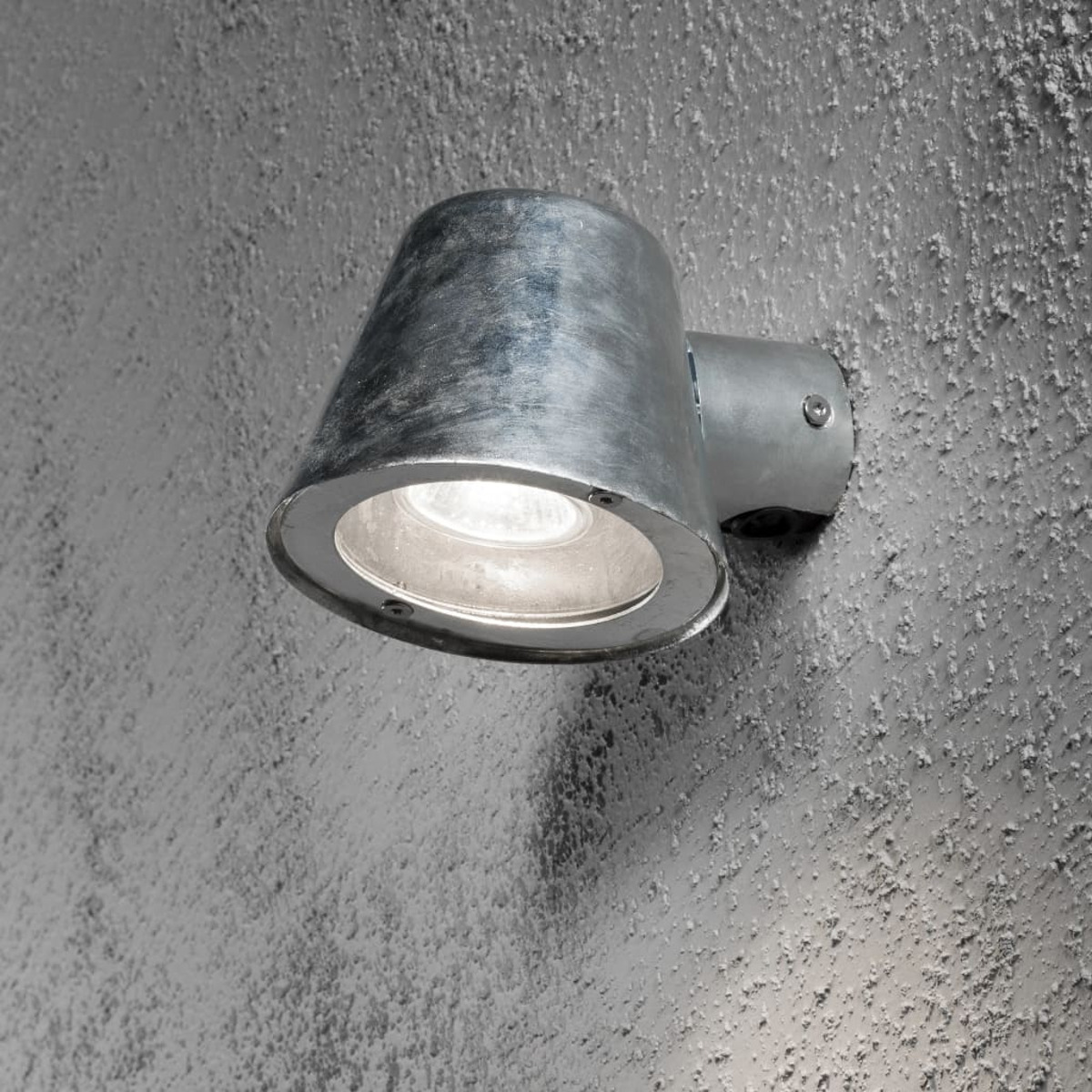 Silberne Außenleuchte an einer strukturierten grauen Wand montiert.
